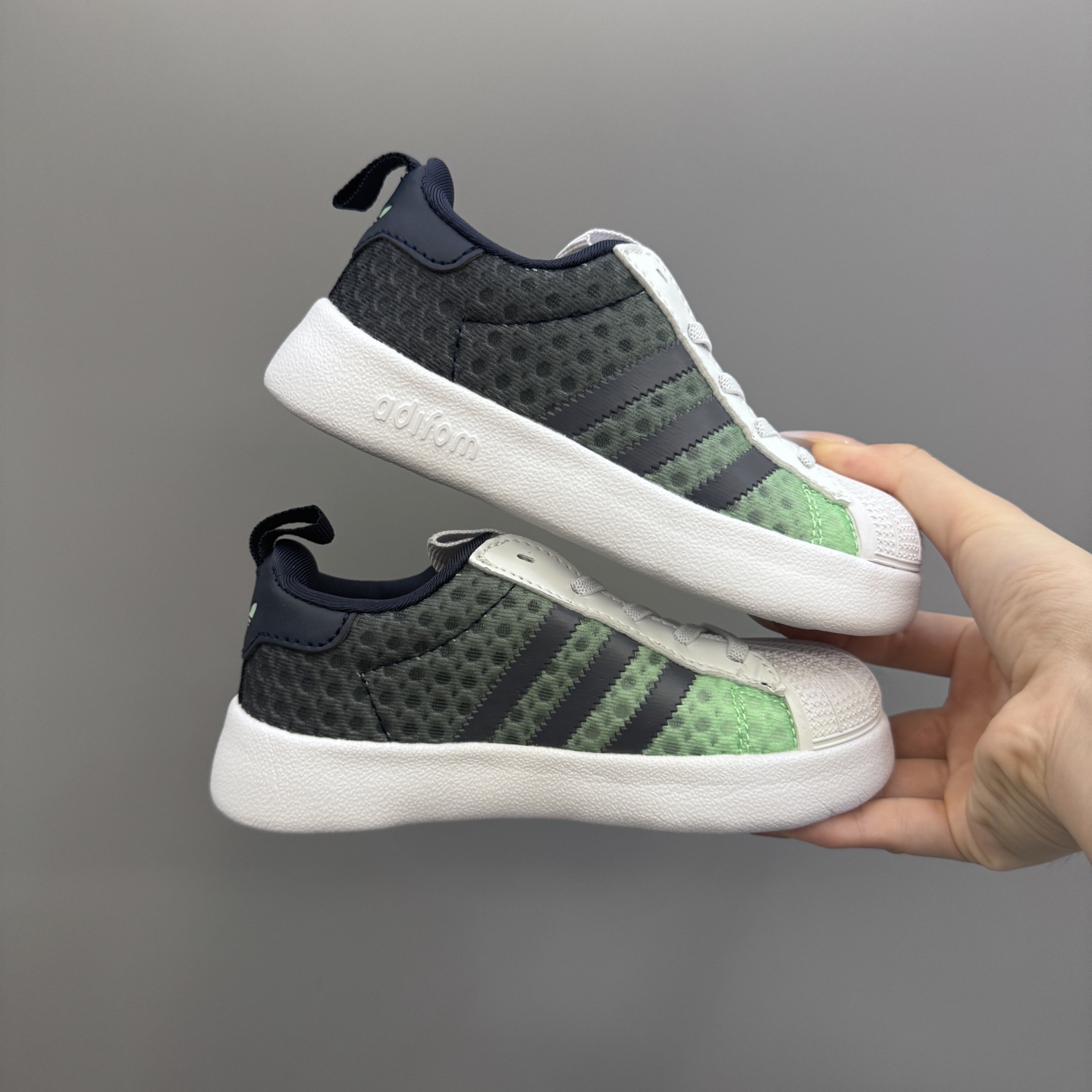 图片[2]-新款贝壳头网面松紧带一脚蹬儿童运动鞋 尺码：22-37码 专柜同步新款🆕 网面透气又舒适☁️ 松紧带设计，贴合脚背✌🏻 超轻EVA大底，脚感不言而喻✔️-选品中心