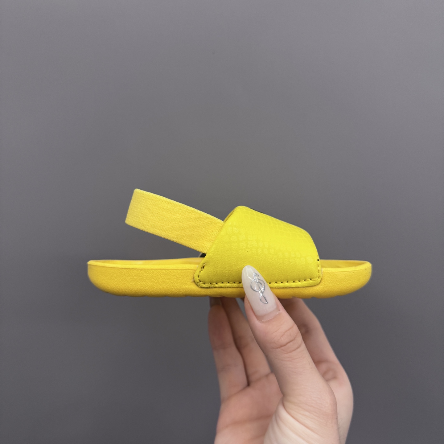 图片[4]-科比小可爱儿童凉拖鞋 尺码：21-29.5码 海边度假必备🏝️ 精致细节做工 两穿凉鞋，超级实穿👍🏻 推荐get✔️-选品中心