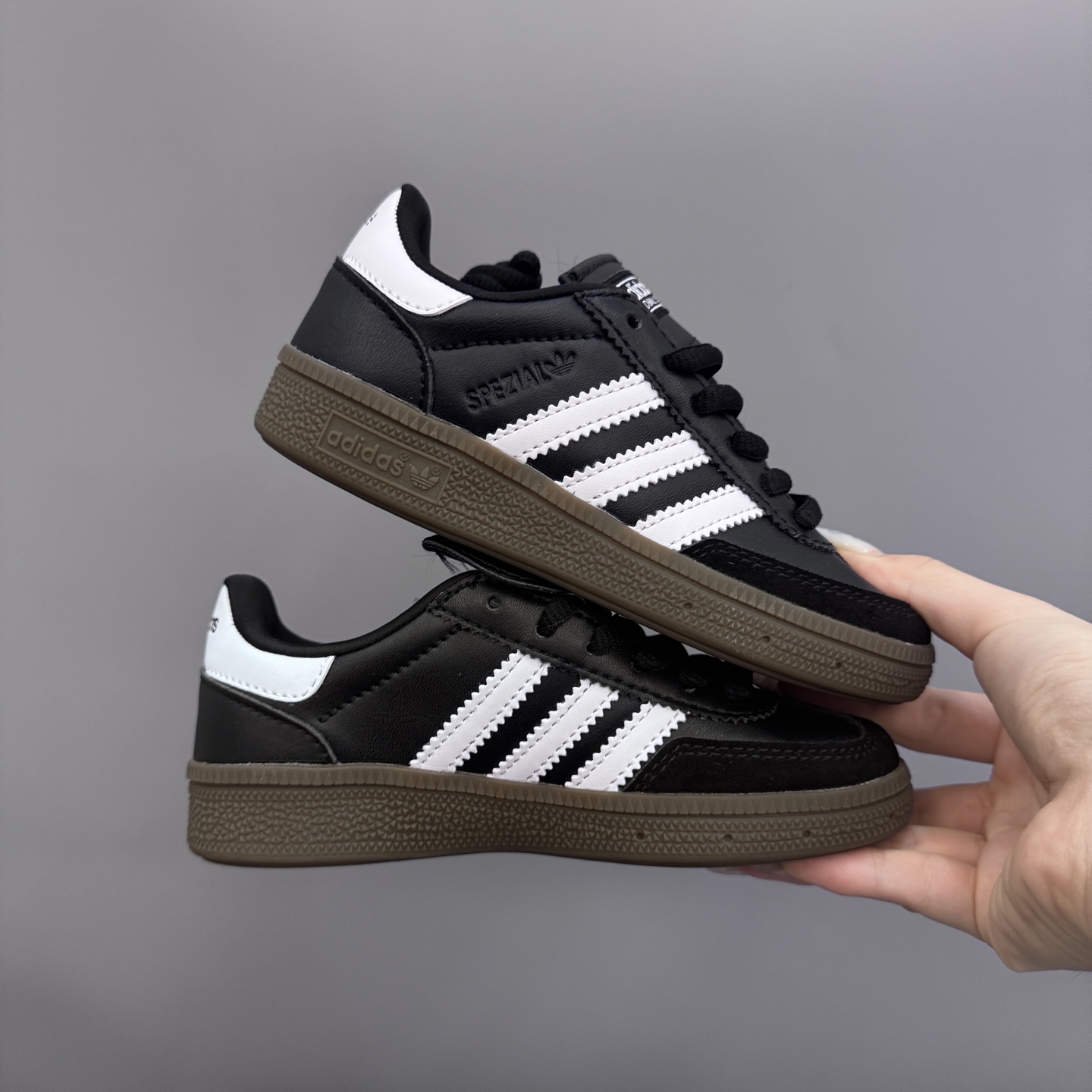 图片[2]-AD德训三代新款handball spezial儿童手球鞋休闲鞋 尺码：22-37码 超百搭的新款德训🆕 优质猪八革面料，质感满分💯 橡胶耐磨防滑大底，脚感超赞👍🏻 额外附赠一对鞋带扣，穿脱更加方便✌🏻-选品中心