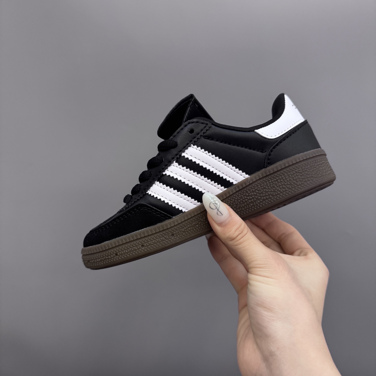 图片[6]-AD德训三代新款handball spezial儿童手球鞋休闲鞋 尺码：22-37码 超百搭的新款德训🆕 优质猪八革面料，质感满分💯 橡胶耐磨防滑大底，脚感超赞👍🏻 额外附赠一对鞋带扣，穿脱更加方便✌🏻-选品中心