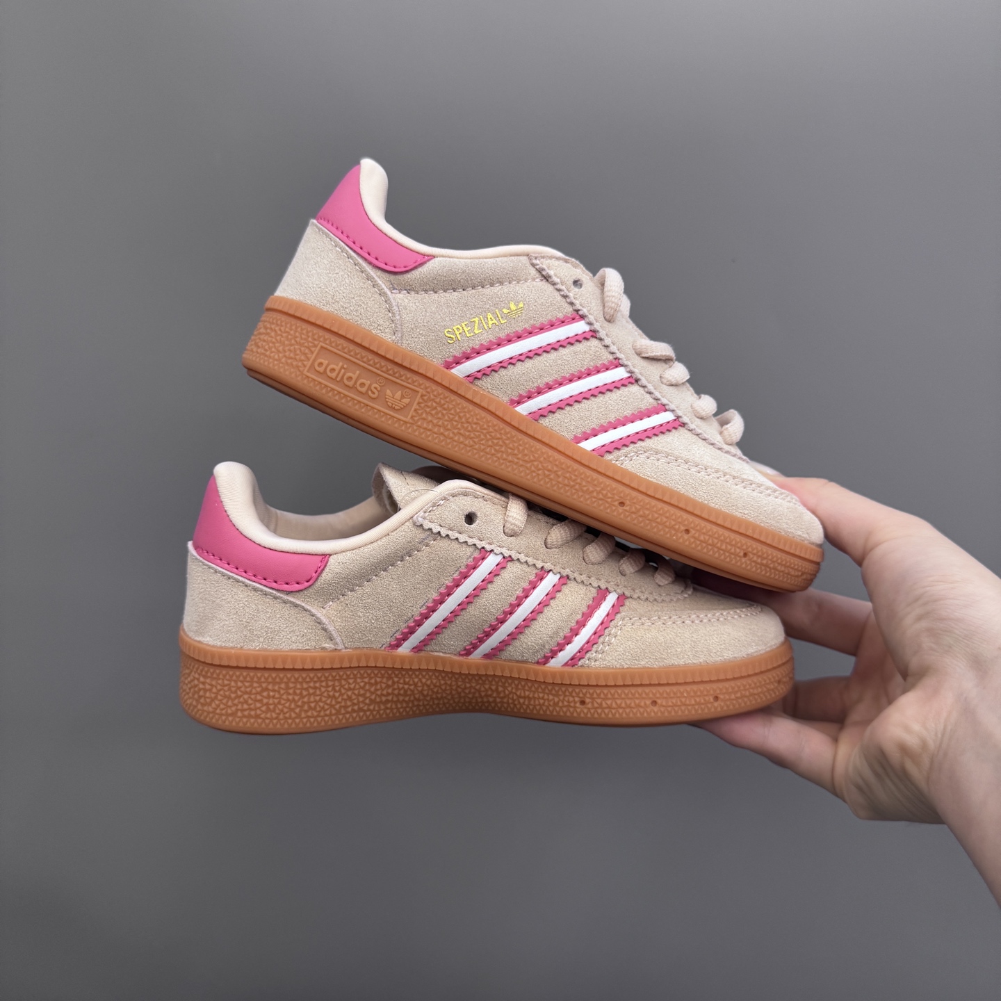 图片[2]-AD德训三代新款handball spezial儿童手球鞋休闲鞋 尺码：22-37码 超百搭的新款德训🆕 优质猪八革面料，质感满分💯 橡胶耐磨防滑大底，脚感超赞👍🏻 额外附赠一对鞋带扣，穿脱更加方便✌🏻-选品中心