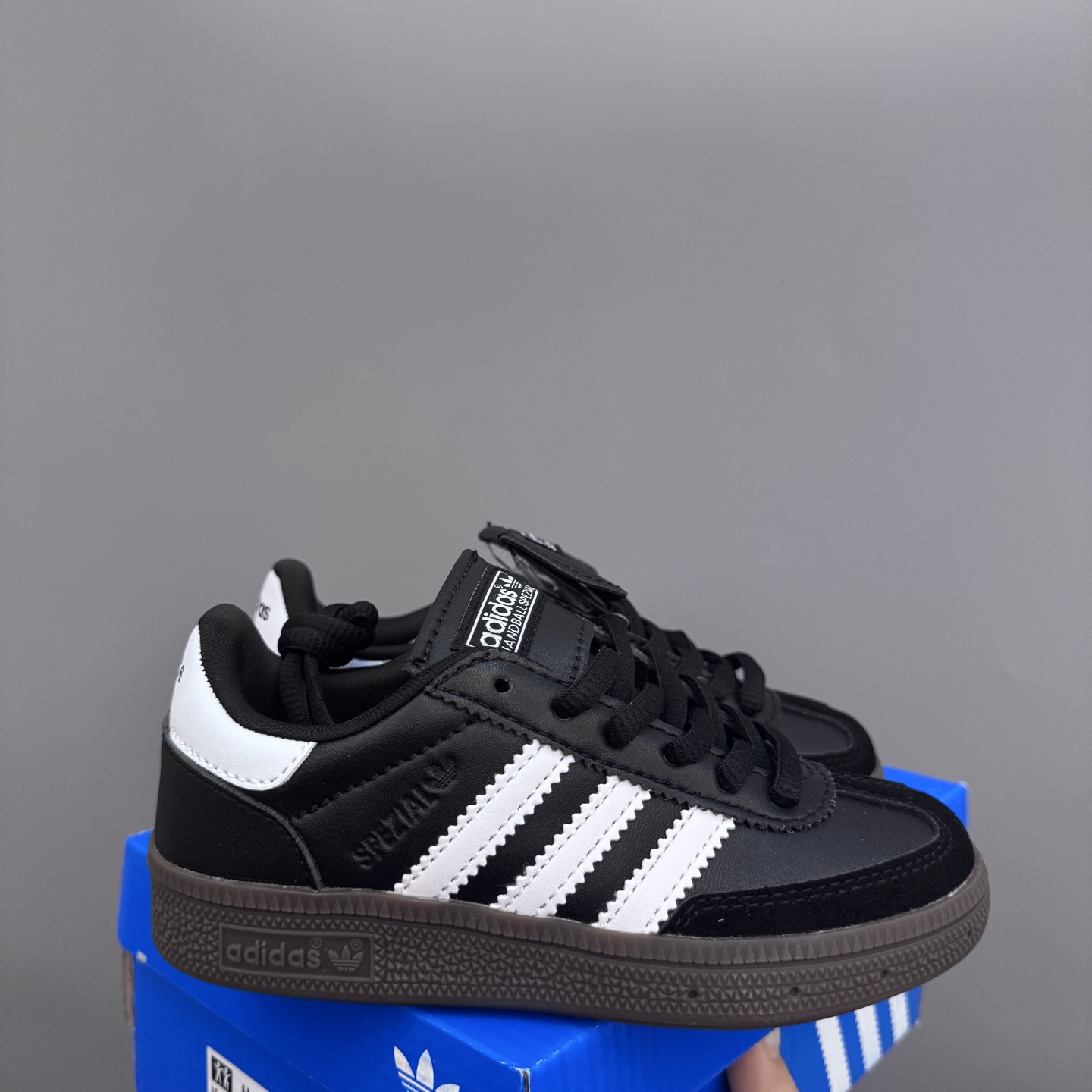 AD德训三代新款handball spezial儿童手球鞋休闲鞋 尺码:22-37码 超百搭的新款德训🆕 优质猪八革面料,质感满分💯 橡胶耐磨防滑大底,脚感超赞👍🏻 额外附赠一对鞋带扣,穿脱更加方便✌🏻-选品中心