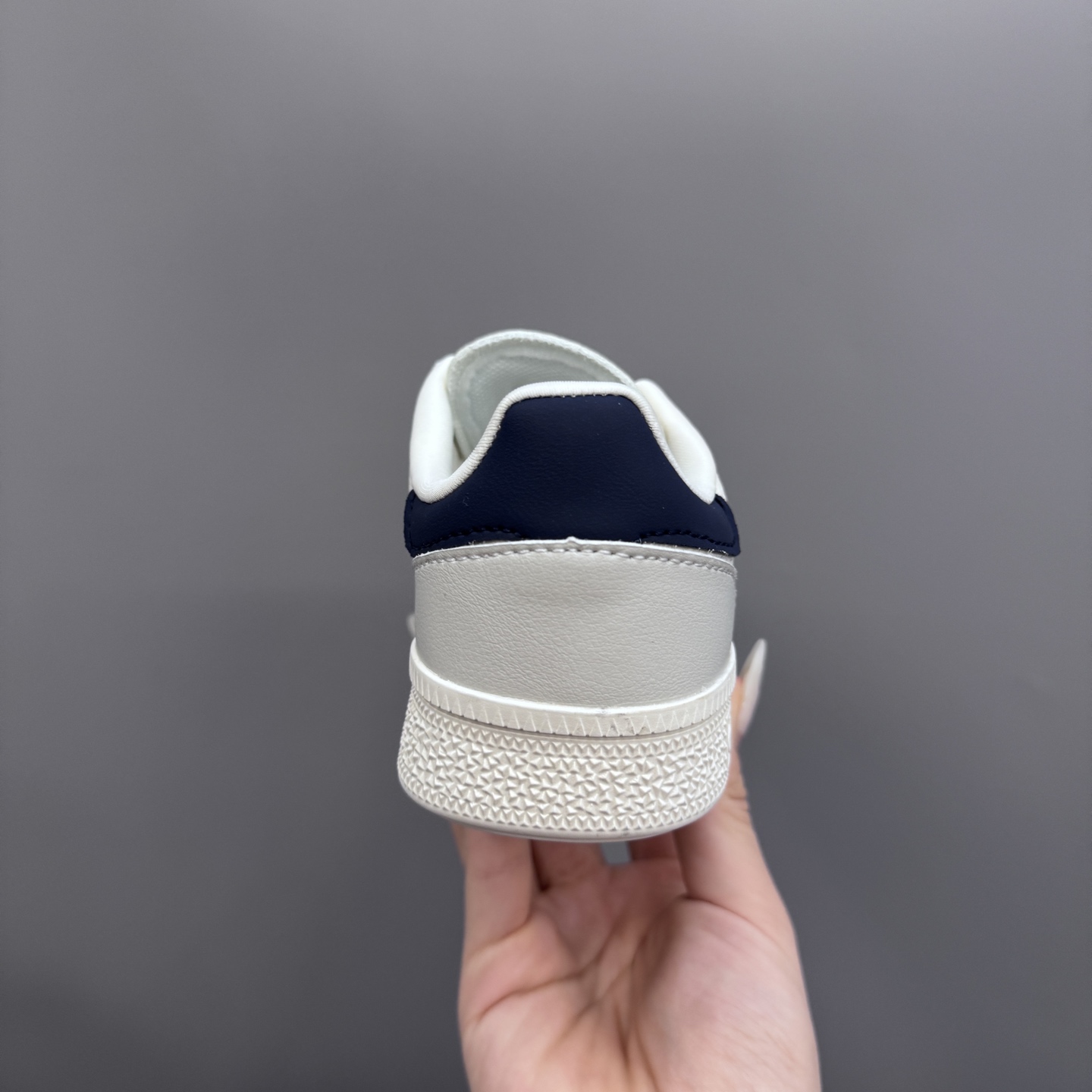 图片[8]-AD德训三代新款handball spezial儿童手球鞋休闲鞋 尺码：22-37码 超百搭的新款德训🆕 优质猪八革面料，质感满分💯 橡胶耐磨防滑大底，脚感超赞👍🏻 额外附赠一对鞋带扣，穿脱更加方便✌🏻-选品中心