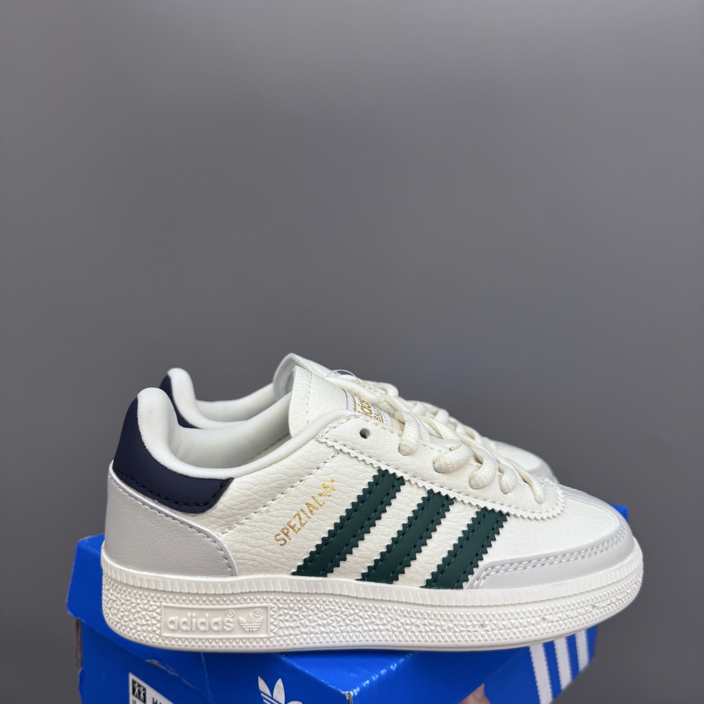 AD德训三代新款handball spezial儿童手球鞋休闲鞋 尺码：22-37码 超百搭的新款德训🆕 优质猪八革面料，质感满分💯 橡胶耐磨防滑大底，脚感超赞👍🏻 额外附赠一对鞋带扣，穿脱更加方便✌🏻-选品中心