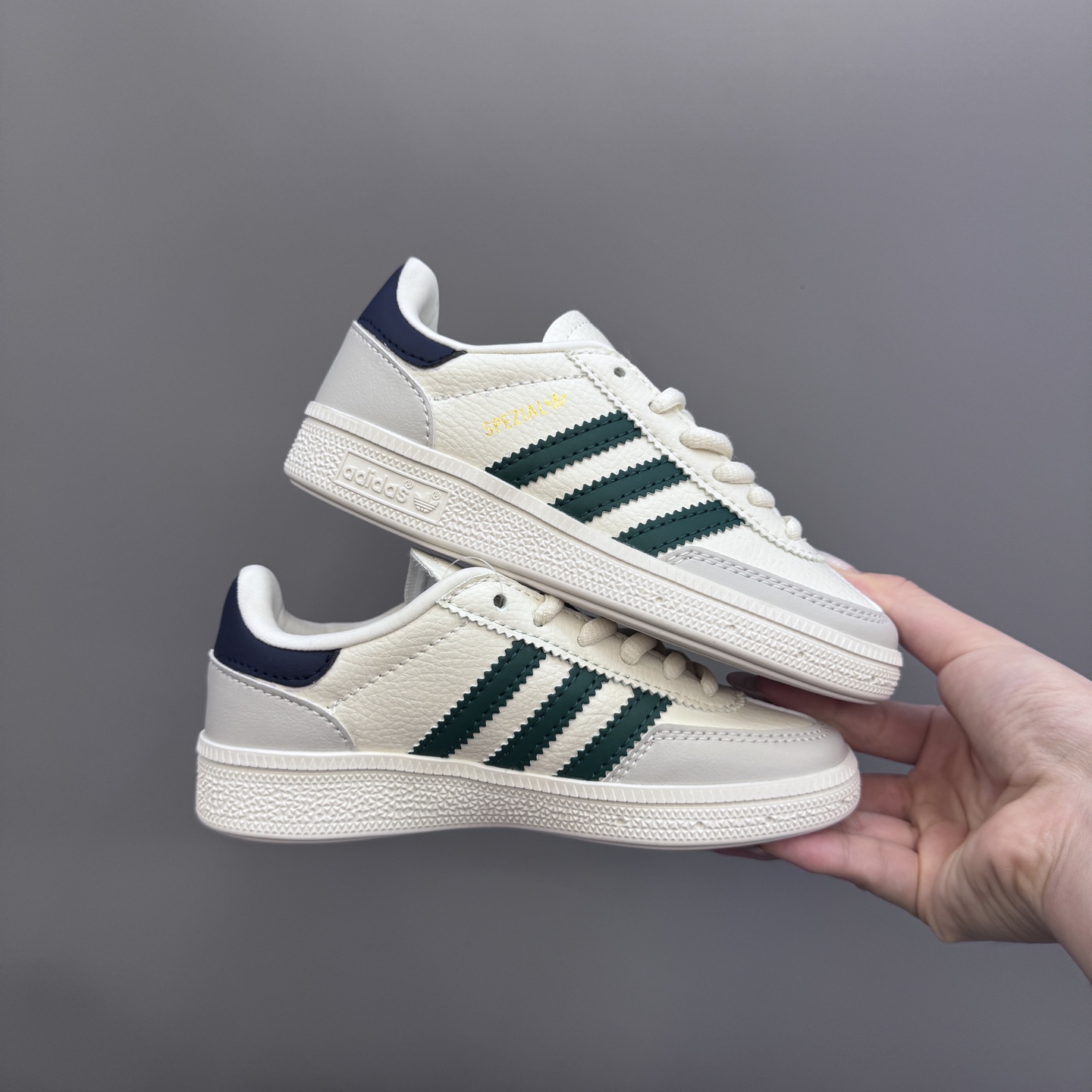 图片[2]-AD德训三代新款handball spezial儿童手球鞋休闲鞋 尺码：22-37码 超百搭的新款德训🆕 优质猪八革面料，质感满分💯 橡胶耐磨防滑大底，脚感超赞👍🏻 额外附赠一对鞋带扣，穿脱更加方便✌🏻-选品中心