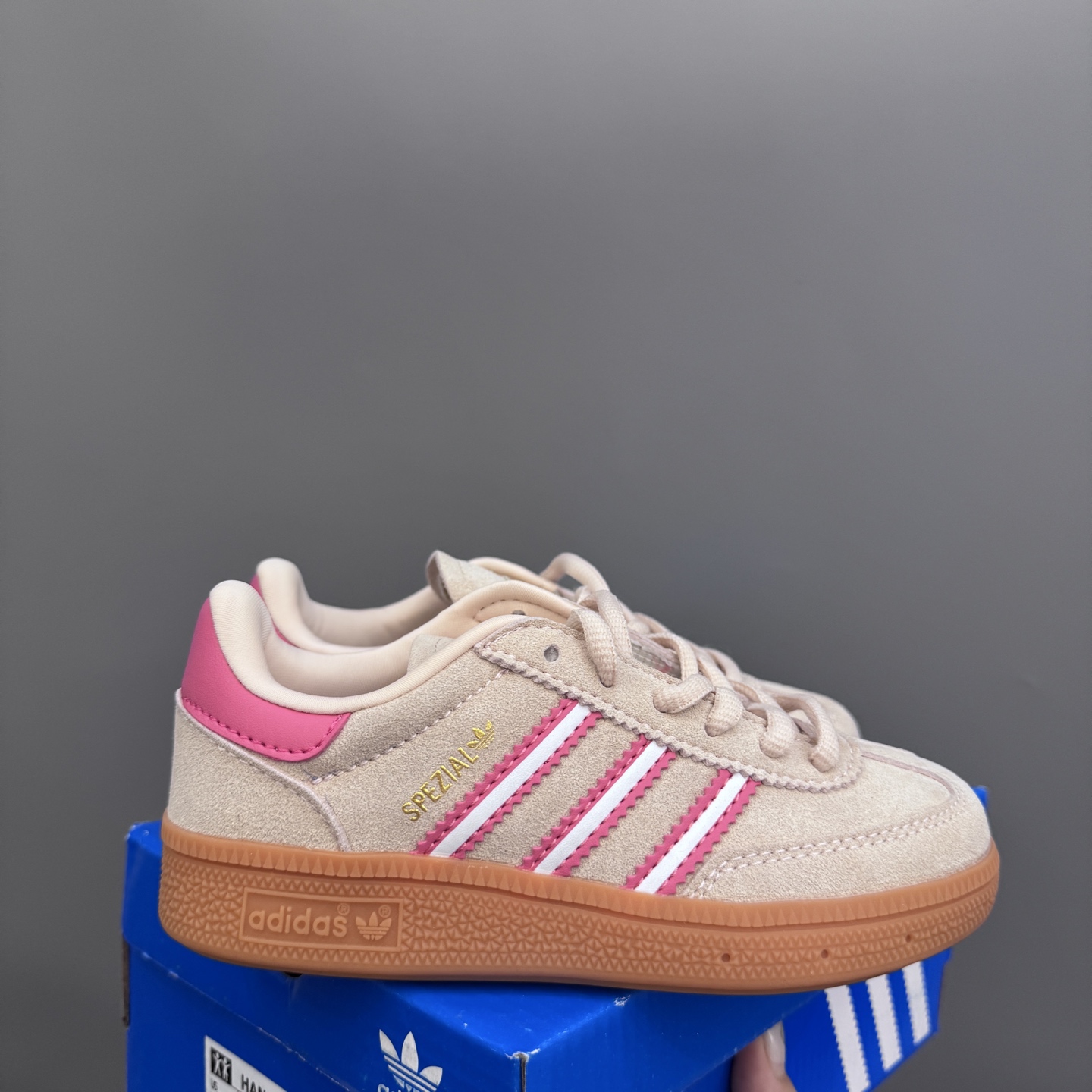 AD德训三代新款handball spezial儿童手球鞋休闲鞋 尺码：22-37码 超百搭的新款德训🆕 优质猪八革面料，质感满分💯 橡胶耐磨防滑大底，脚感超赞👍🏻 额外附赠一对鞋带扣，穿脱更加方便✌🏻-选品中心