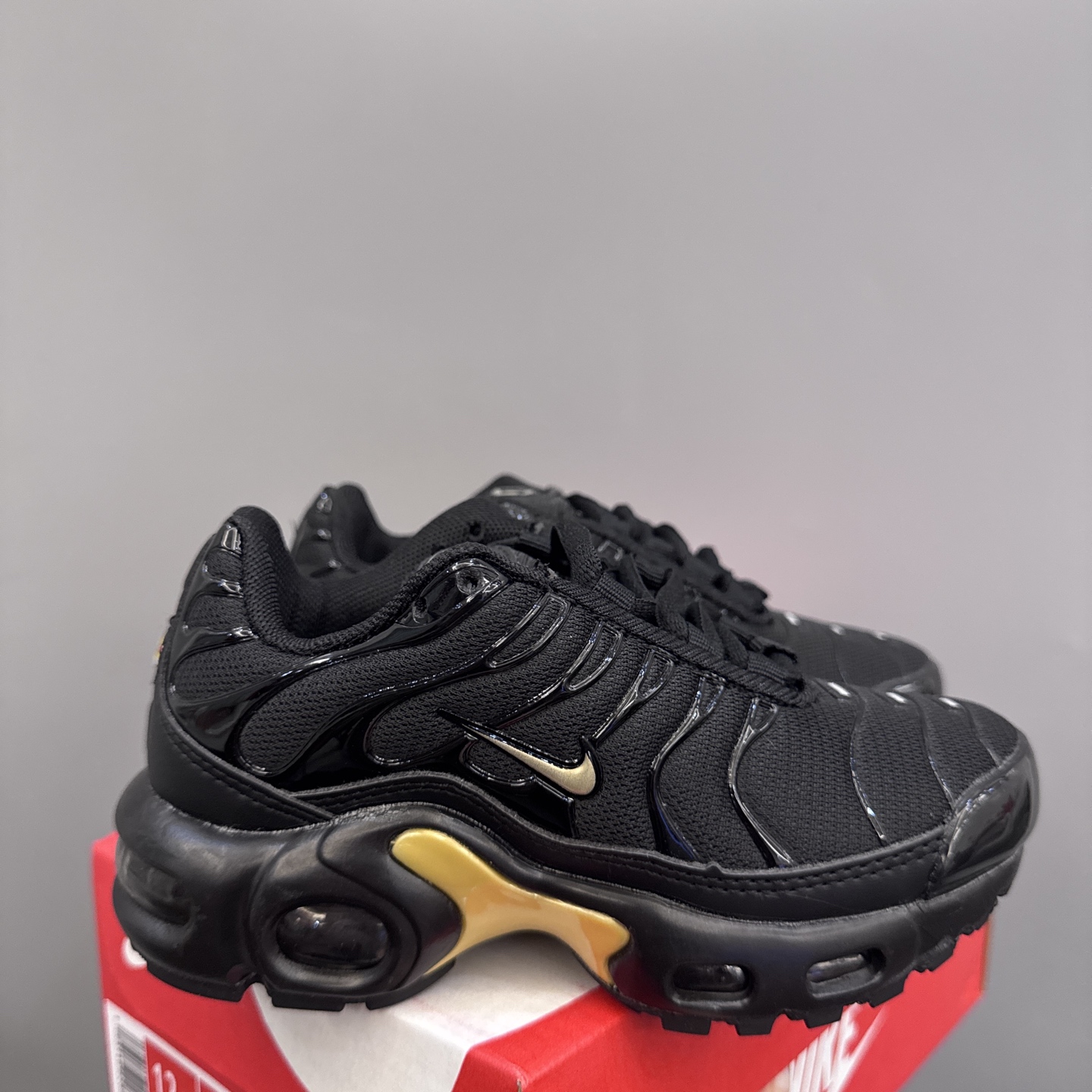 耐克 MAX plus全掌气垫儿童运动鞋 尺码：24-35码 超赞的全掌气垫，脚感超舒适👍🏻 优质鞋面拼接，质感满满💯 上学运动都是超合适单品❤-选品中心