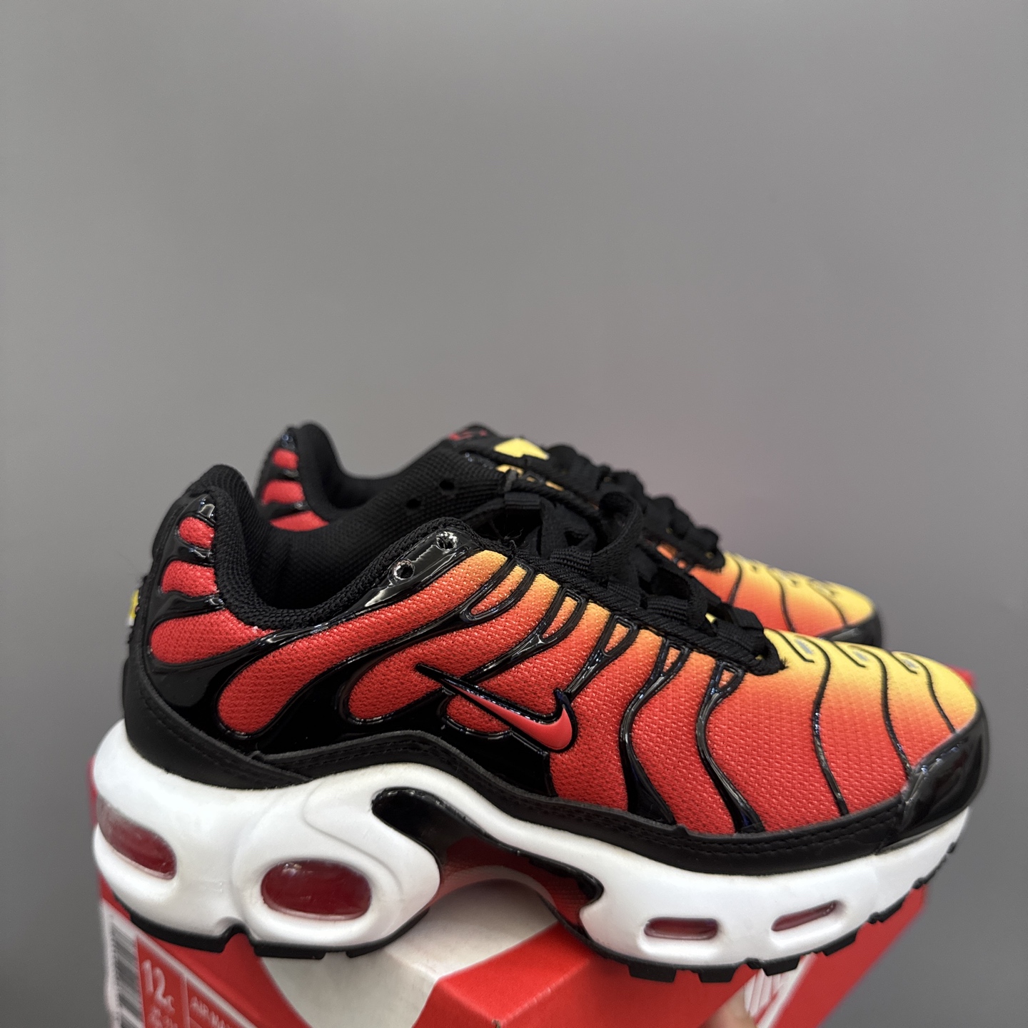 耐克 MAX plus全掌气垫儿童运动鞋 尺码：24-35码 超赞的全掌气垫，脚感超舒适👍🏻 优质鞋面拼接，质感满满💯 上学运动都是超合适单品❤-选品中心