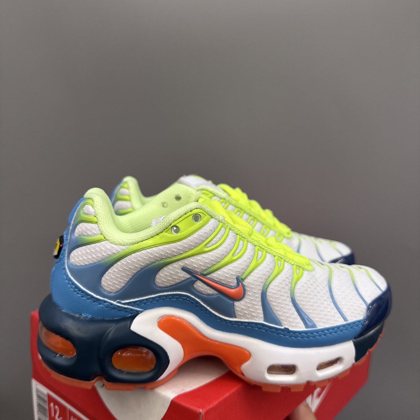 耐克 MAX plus全掌气垫儿童运动鞋 尺码：24-35码 超赞的全掌气垫，脚感超舒适👍🏻 优质鞋面拼接，质感满满💯 上学运动都是超合适单品❤-选品中心