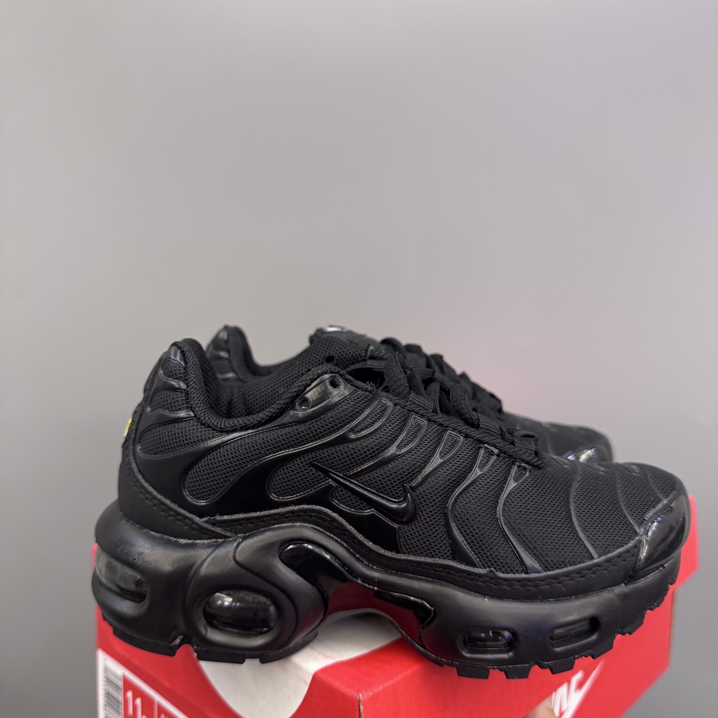 耐克 MAX plus全掌气垫儿童运动鞋 尺码：24-35码 超赞的全掌气垫，脚感超舒适👍🏻 优质鞋面拼接，质感满满💯 上学运动都是超合适单品❤-选品中心