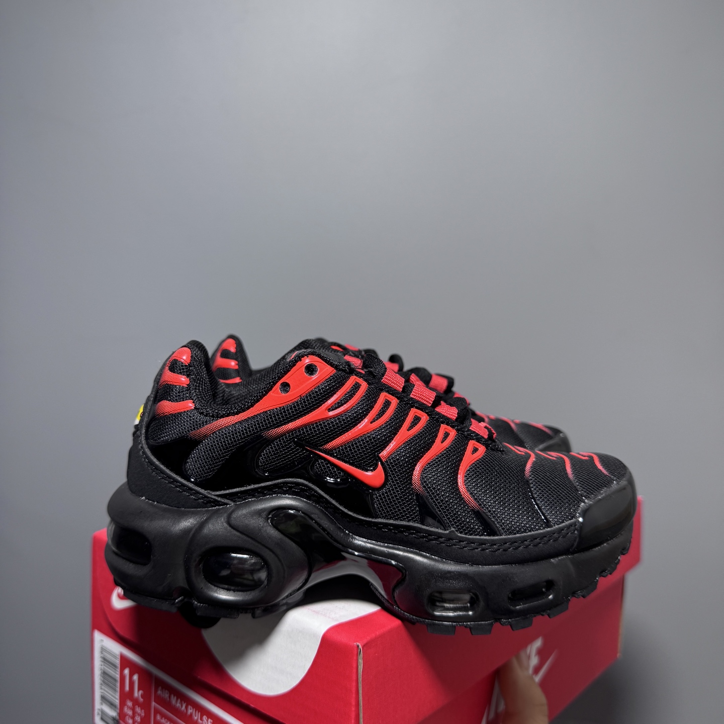 耐克 MAX plus全掌气垫儿童运动鞋 尺码：24-35码 超赞的全掌气垫，脚感超舒适👍🏻 优质鞋面拼接，质感满满💯 上学运动都是超合适单品❤-选品中心