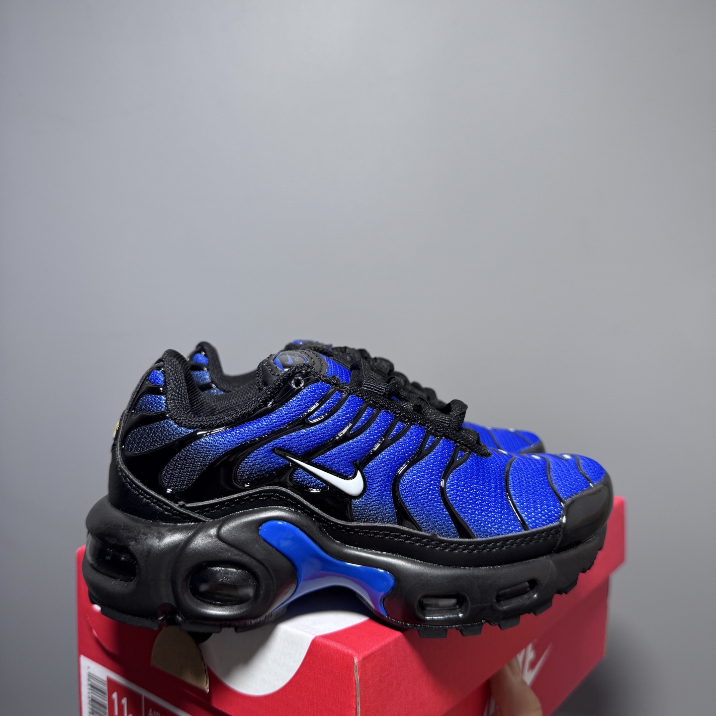 耐克 MAX plus全掌气垫儿童运动鞋 尺码：24-35码 超赞的全掌气垫，脚感超舒适👍🏻 优质鞋面拼接，质感满满💯 上学运动都是超合适单品❤-选品中心