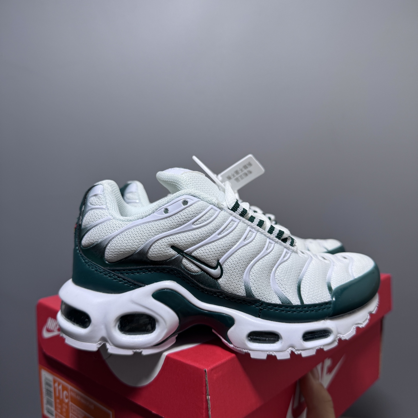 耐克 MAX plus全掌气垫儿童运动鞋 尺码：24-35码 超赞的全掌气垫，脚感超舒适👍🏻 优质鞋面拼接，质感满满💯 上学运动都是超合适单品❤-选品中心