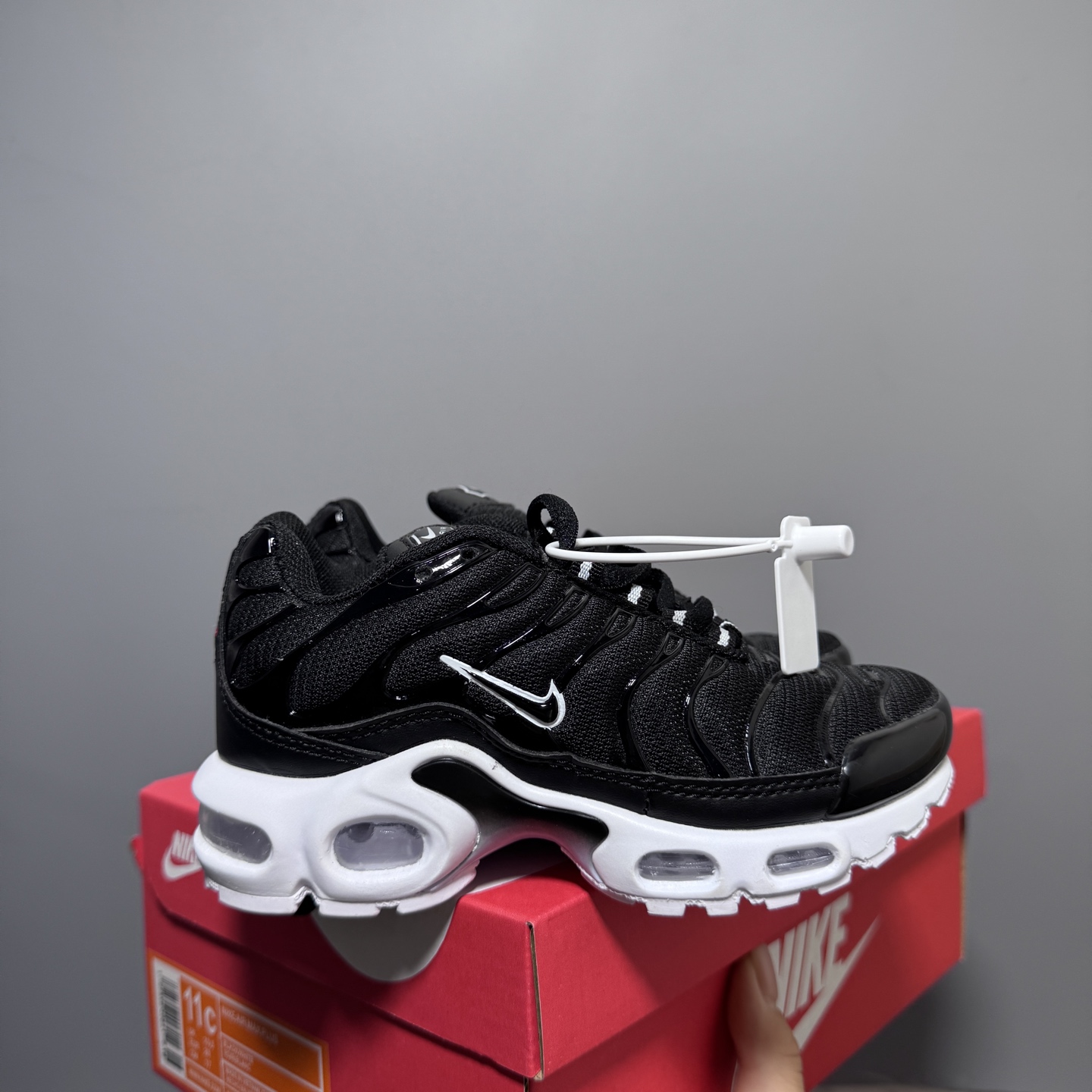 耐克 MAX plus全掌气垫儿童运动鞋 尺码：24-35码 超赞的全掌气垫，脚感超舒适👍🏻 优质鞋面拼接，质感满满💯 上学运动都是超合适单品❤-选品中心