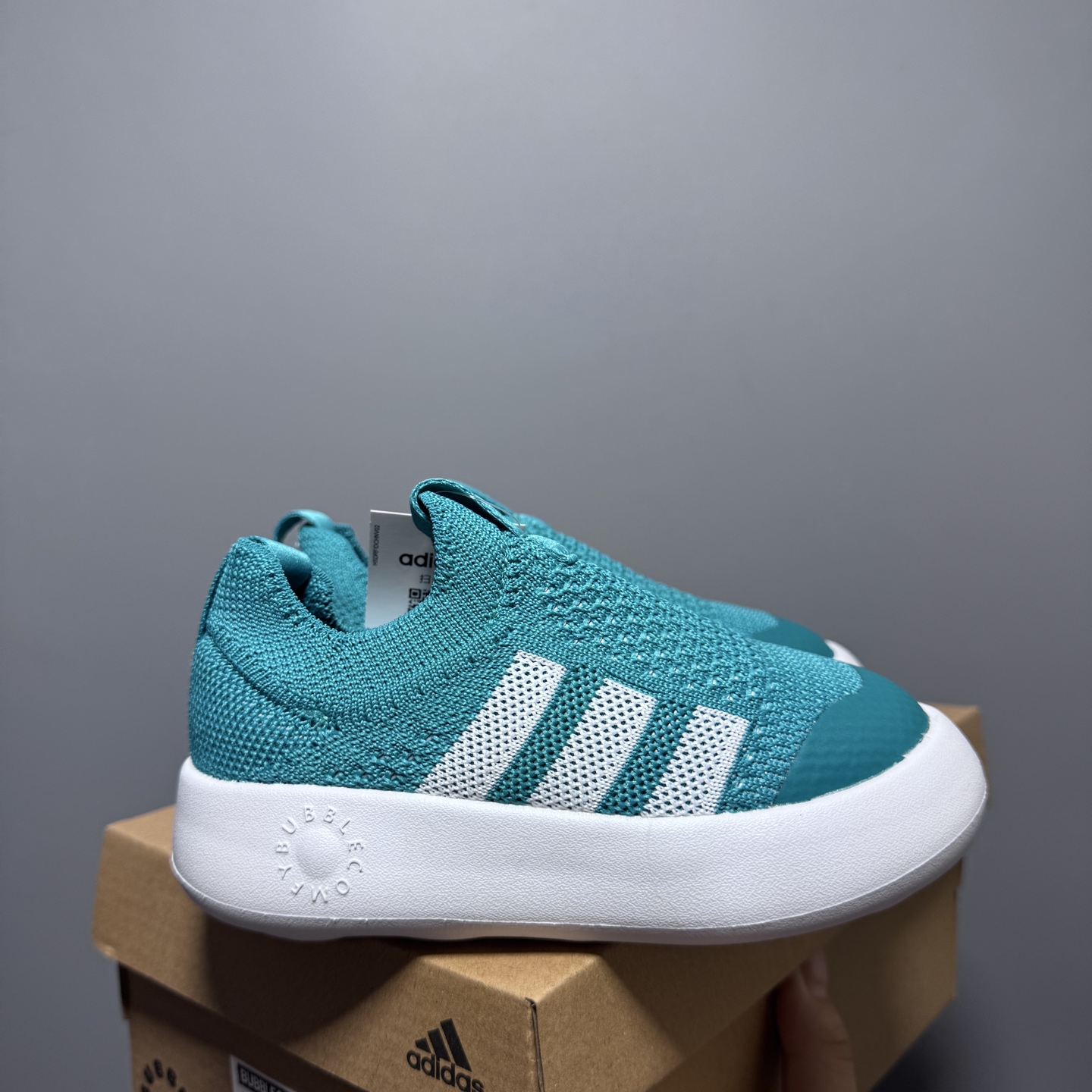 阿廸婴幼学步童鞋将舒适放在首位。超轻、透气的针织鞋面搭配有史以来最柔软的外底。Bubblecomfy 鞋底由一块 EVA 制成，柔韧且超轻。 尺码：22-30-选品中心