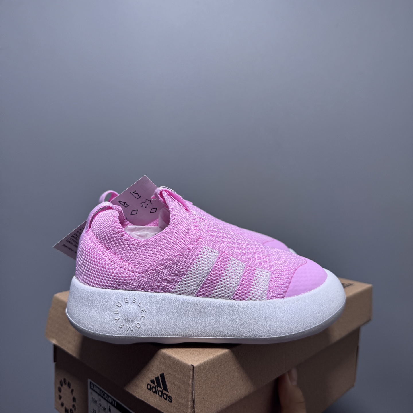 阿廸婴幼学步童鞋将舒适放在首位。超轻、透气的针织鞋面搭配有史以来最柔软的外底。Bubblecomfy 鞋底由一块 EVA 制成，柔韧且超轻。 尺码：22-30-选品中心