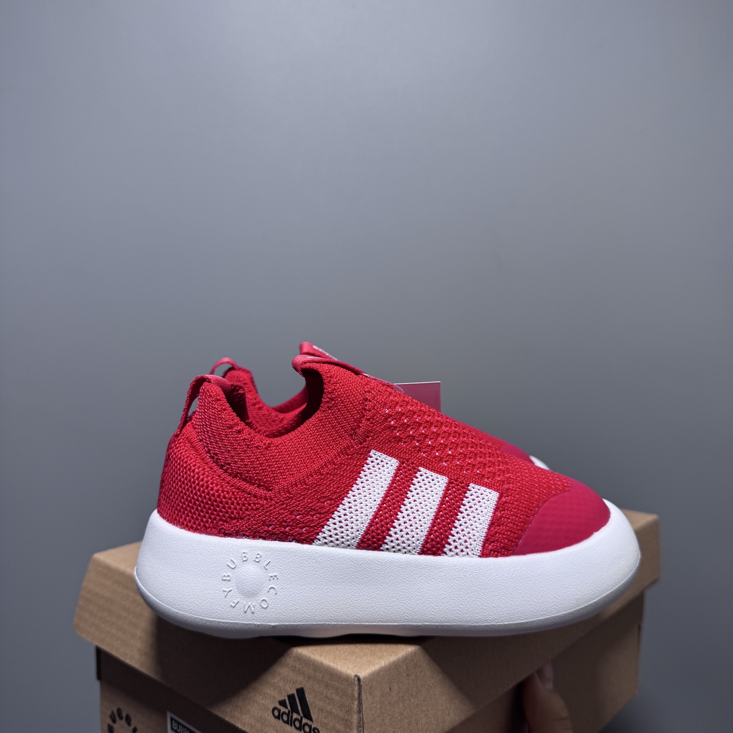 阿廸婴幼学步童鞋将舒适放在首位。超轻、透气的针织鞋面搭配有史以来最柔软的外底。Bubblecomfy 鞋底由一块 EVA 制成，柔韧且超轻。 尺码：22-30-选品中心