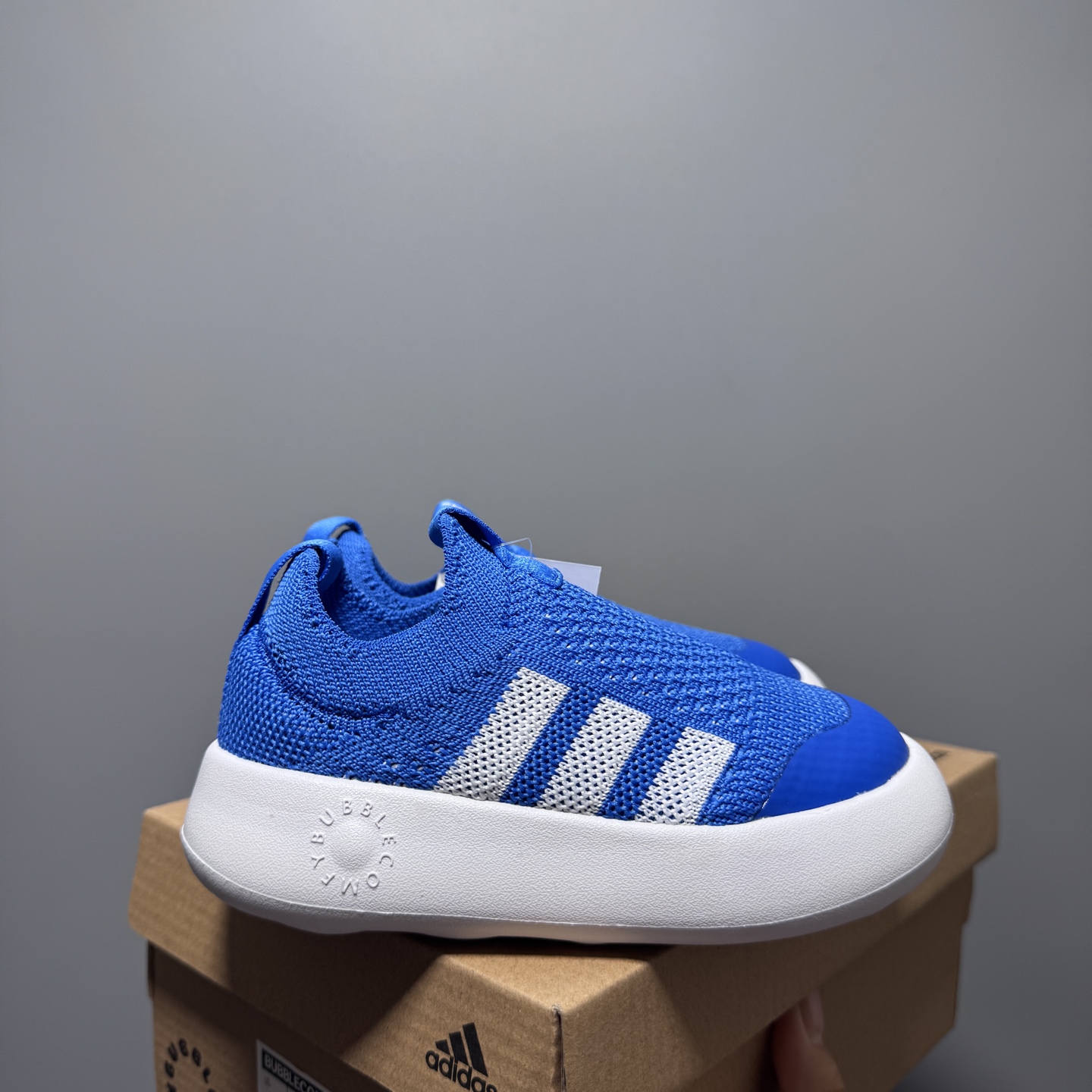 阿廸婴幼学步童鞋将舒适放在首位。超轻、透气的针织鞋面搭配有史以来最柔软的外底。Bubblecomfy 鞋底由一块 EVA 制成，柔韧且超轻。 尺码：22-30-选品中心