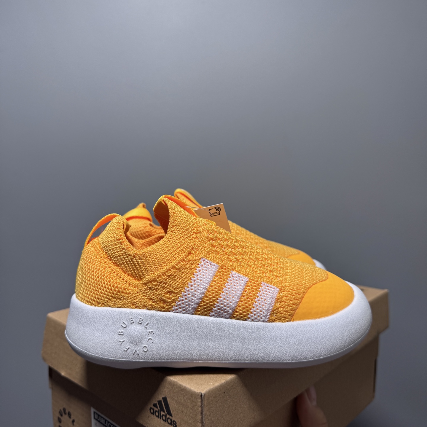 阿廸婴幼学步童鞋将舒适放在首位。超轻、透气的针织鞋面搭配有史以来最柔软的外底。Bubblecomfy 鞋底由一块 EVA 制成，柔韧且超轻。 尺码：22-30-选品中心