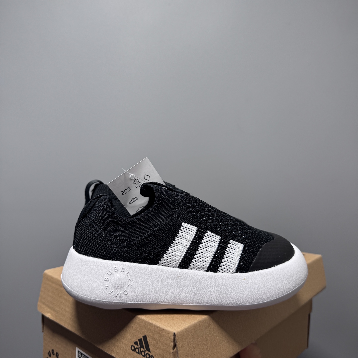 阿廸婴幼学步童鞋将舒适放在首位。超轻、透气的针织鞋面搭配有史以来最柔软的外底。Bubblecomfy 鞋底由一块 EVA 制成，柔韧且超轻。 尺码：22-30-选品中心