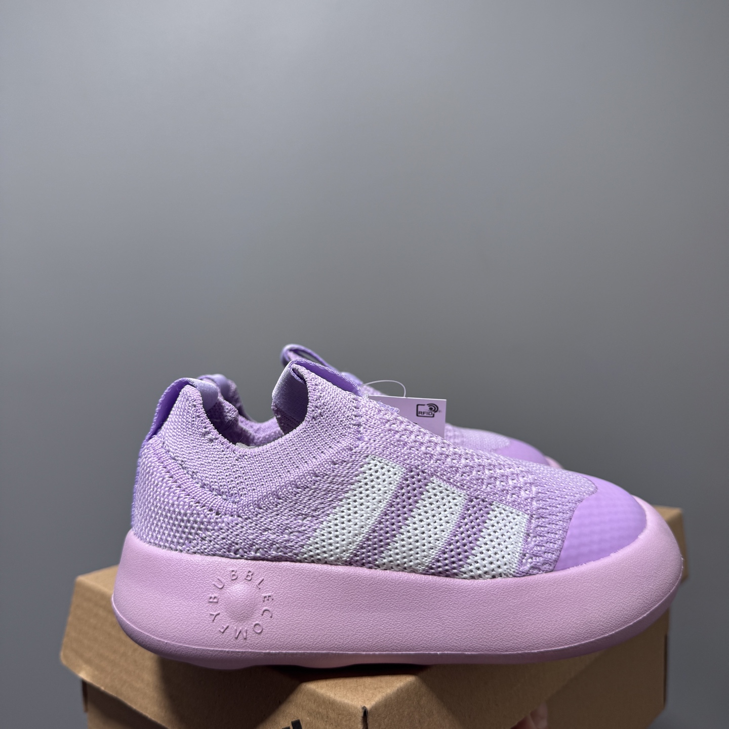 阿廸婴幼学步童鞋将舒适放在首位。超轻、透气的针织鞋面搭配有史以来最柔软的外底。Bubblecomfy 鞋底由一块 EVA 制成，柔韧且超轻。 尺码：22-30-选品中心