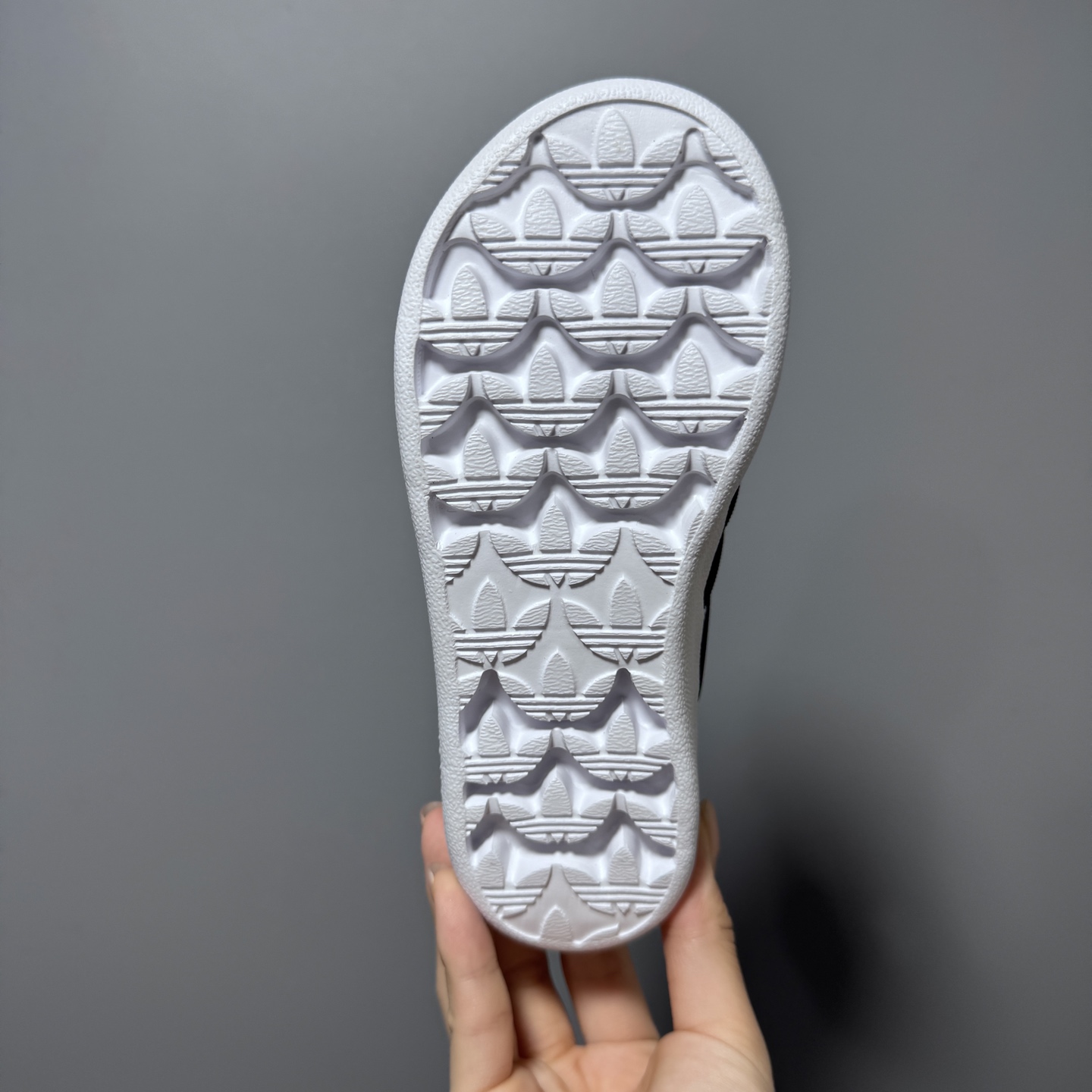 图片[9]-专G版A家新款贝壳头松紧带一脚蹬儿童运动鞋 尺码：22-37码 经典贝壳头系列🆕 人手两双款式，百搭又时髦✨ 松紧带设计，穿脱方便✌🏻 原装耐磨防滑大底，脚感不言而喻☁️-选品中心