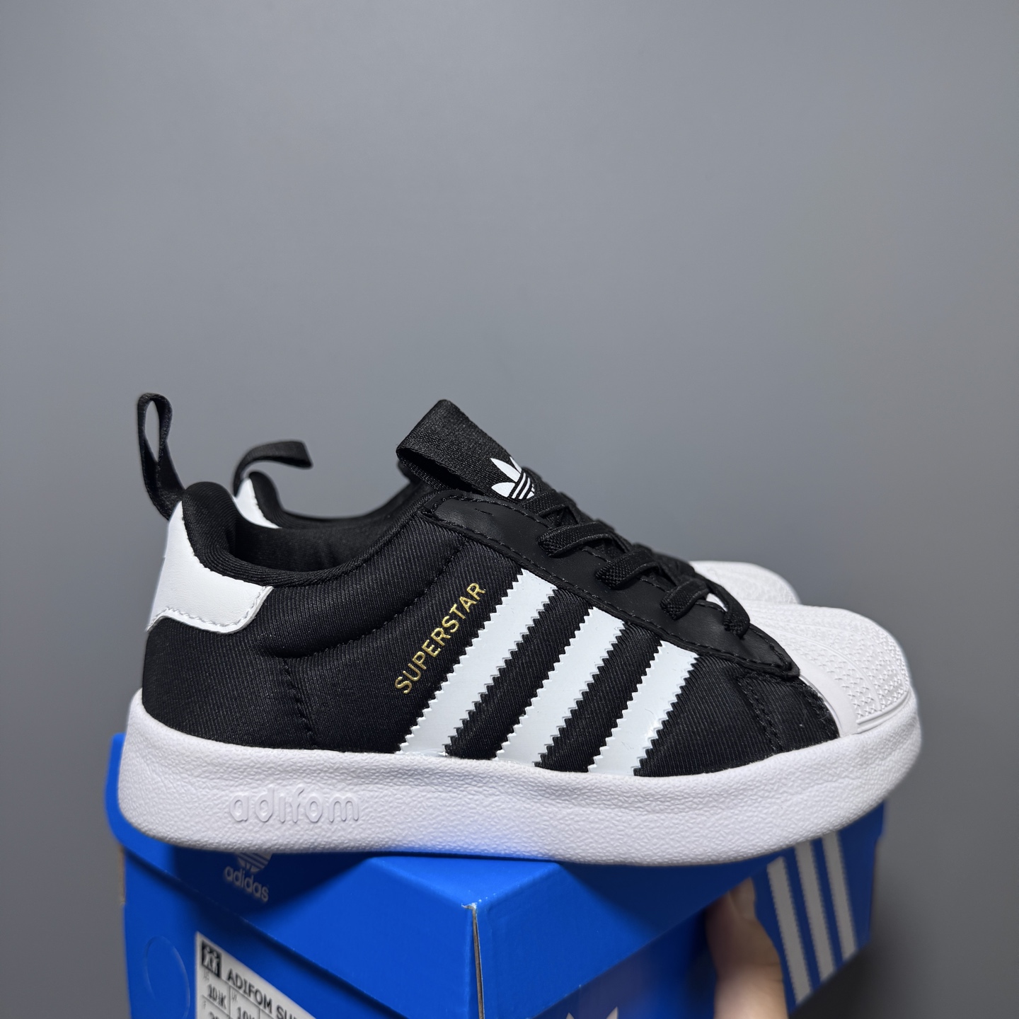 专G版A家新款贝壳头松紧带一脚蹬儿童运动鞋 尺码：22-37码 经典贝壳头系列🆕 人手两双款式，百搭又时髦✨ 松紧带设计，穿脱方便✌🏻 原装耐磨防滑大底，脚感不言而喻☁️-选品中心