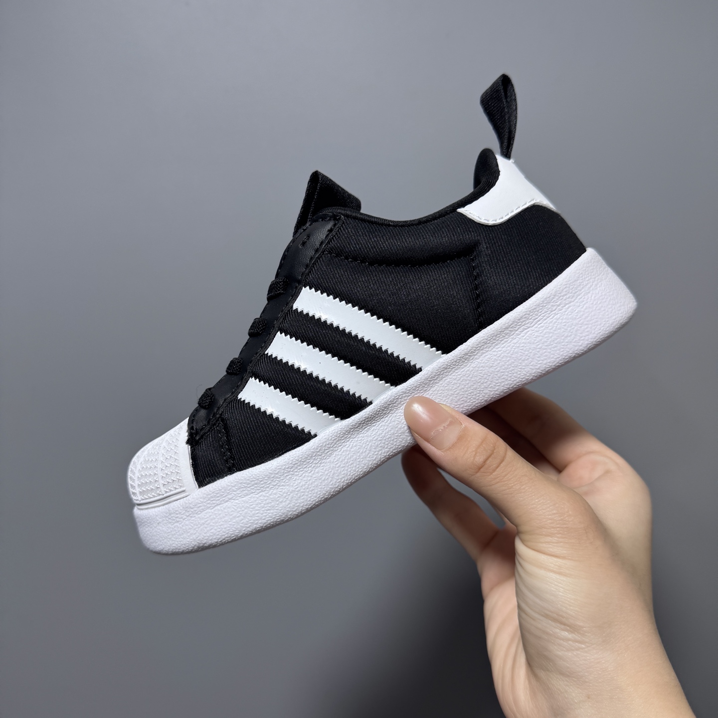 图片[6]-专G版A家新款贝壳头松紧带一脚蹬儿童运动鞋 尺码：22-37码 经典贝壳头系列🆕 人手两双款式，百搭又时髦✨ 松紧带设计，穿脱方便✌🏻 原装耐磨防滑大底，脚感不言而喻☁️-选品中心