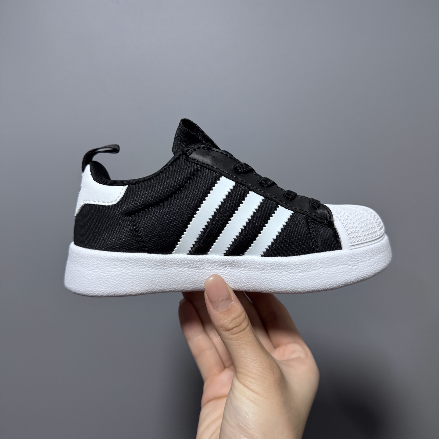 图片[4]-专G版A家新款贝壳头松紧带一脚蹬儿童运动鞋 尺码：22-37码 经典贝壳头系列🆕 人手两双款式，百搭又时髦✨ 松紧带设计，穿脱方便✌🏻 原装耐磨防滑大底，脚感不言而喻☁️-选品中心