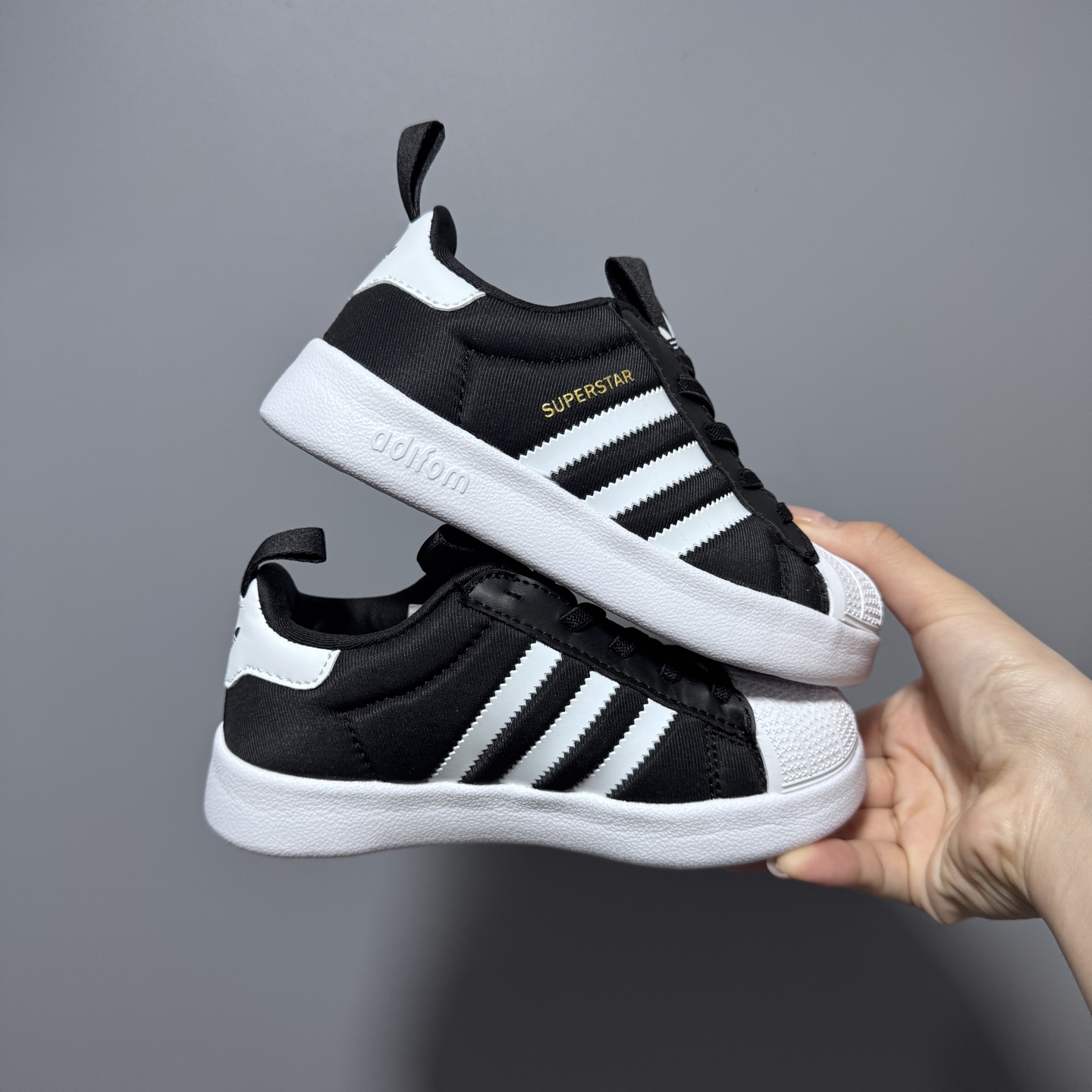 图片[2]-专G版A家新款贝壳头松紧带一脚蹬儿童运动鞋 尺码：22-37码 经典贝壳头系列🆕 人手两双款式，百搭又时髦✨ 松紧带设计，穿脱方便✌🏻 原装耐磨防滑大底，脚感不言而喻☁️-选品中心