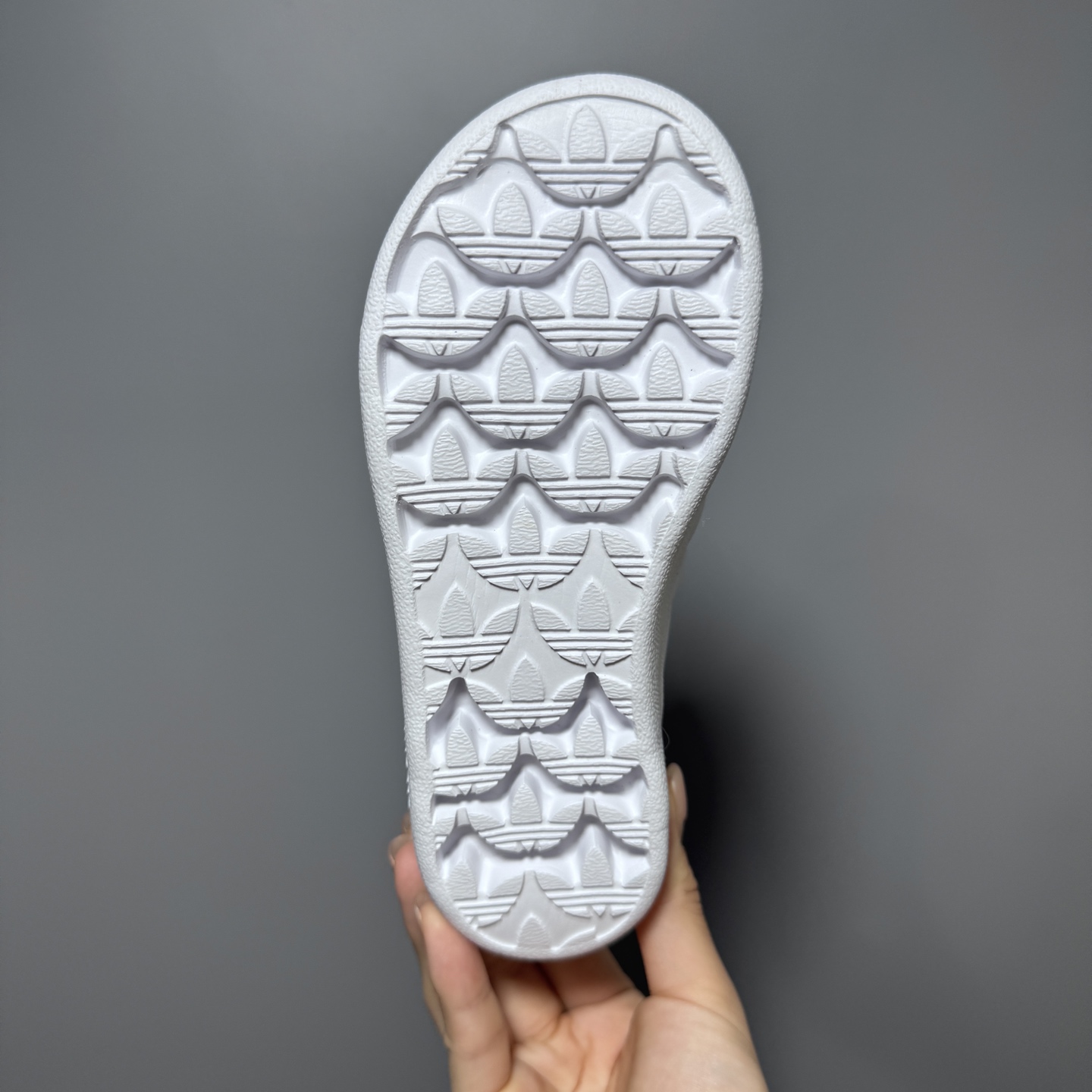 图片[9]-专G版A家新款贝壳头松紧带一脚蹬儿童运动鞋 尺码：22-37码 经典贝壳头系列🆕 人手两双款式，百搭又时髦✨ 松紧带设计，穿脱方便✌🏻 原装耐磨防滑大底，脚感不言而喻☁️-选品中心