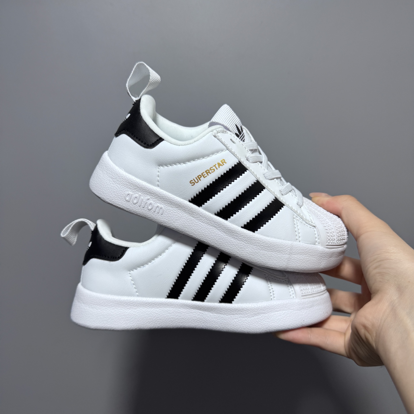 图片[2]-专G版A家新款贝壳头松紧带一脚蹬儿童运动鞋 尺码：22-37码 经典贝壳头系列🆕 人手两双款式，百搭又时髦✨ 松紧带设计，穿脱方便✌🏻 原装耐磨防滑大底，脚感不言而喻☁️-选品中心