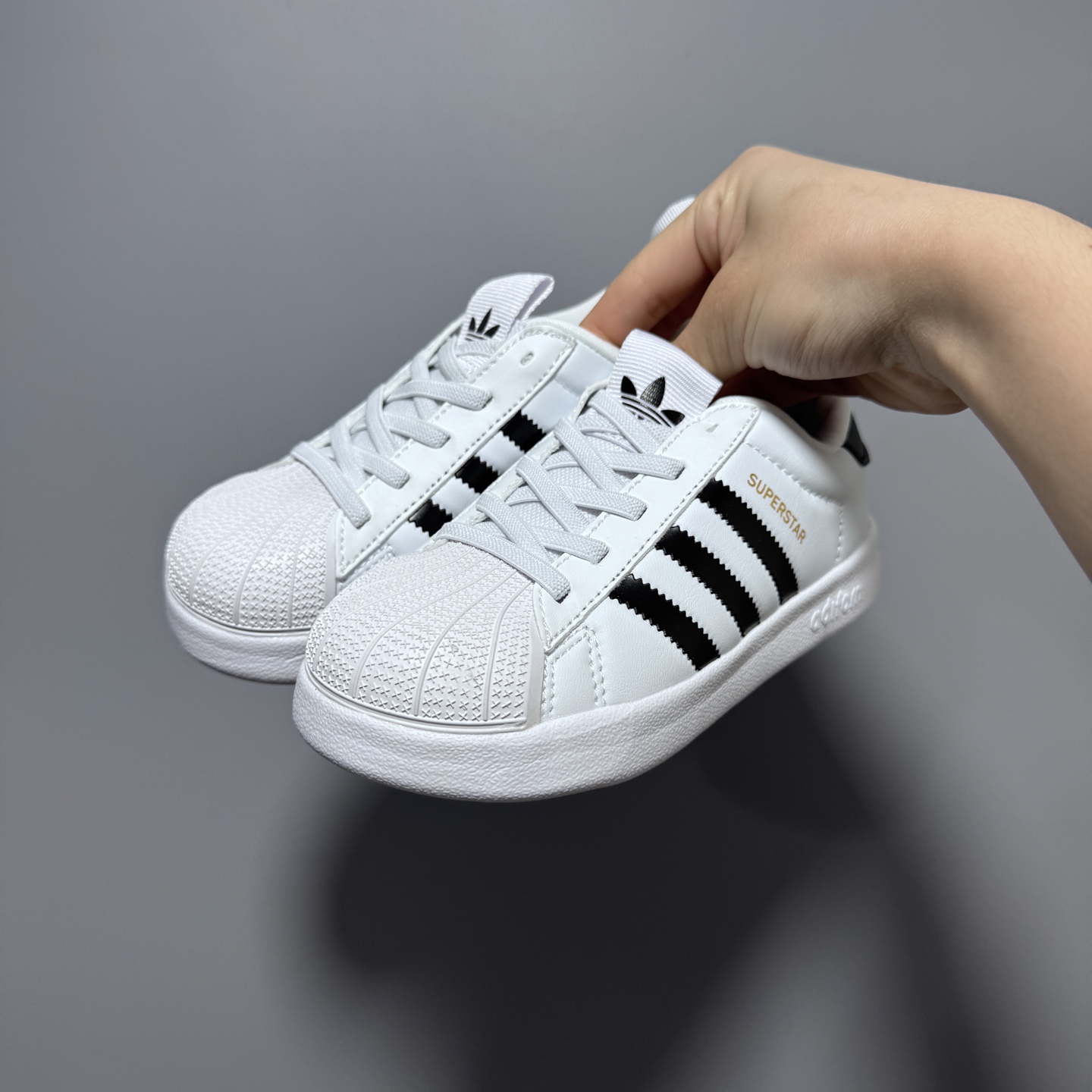 图片[3]-专G版A家新款贝壳头松紧带一脚蹬儿童运动鞋 尺码：22-37码 经典贝壳头系列🆕 人手两双款式，百搭又时髦✨ 松紧带设计，穿脱方便✌🏻 原装耐磨防滑大底，脚感不言而喻☁️-选品中心