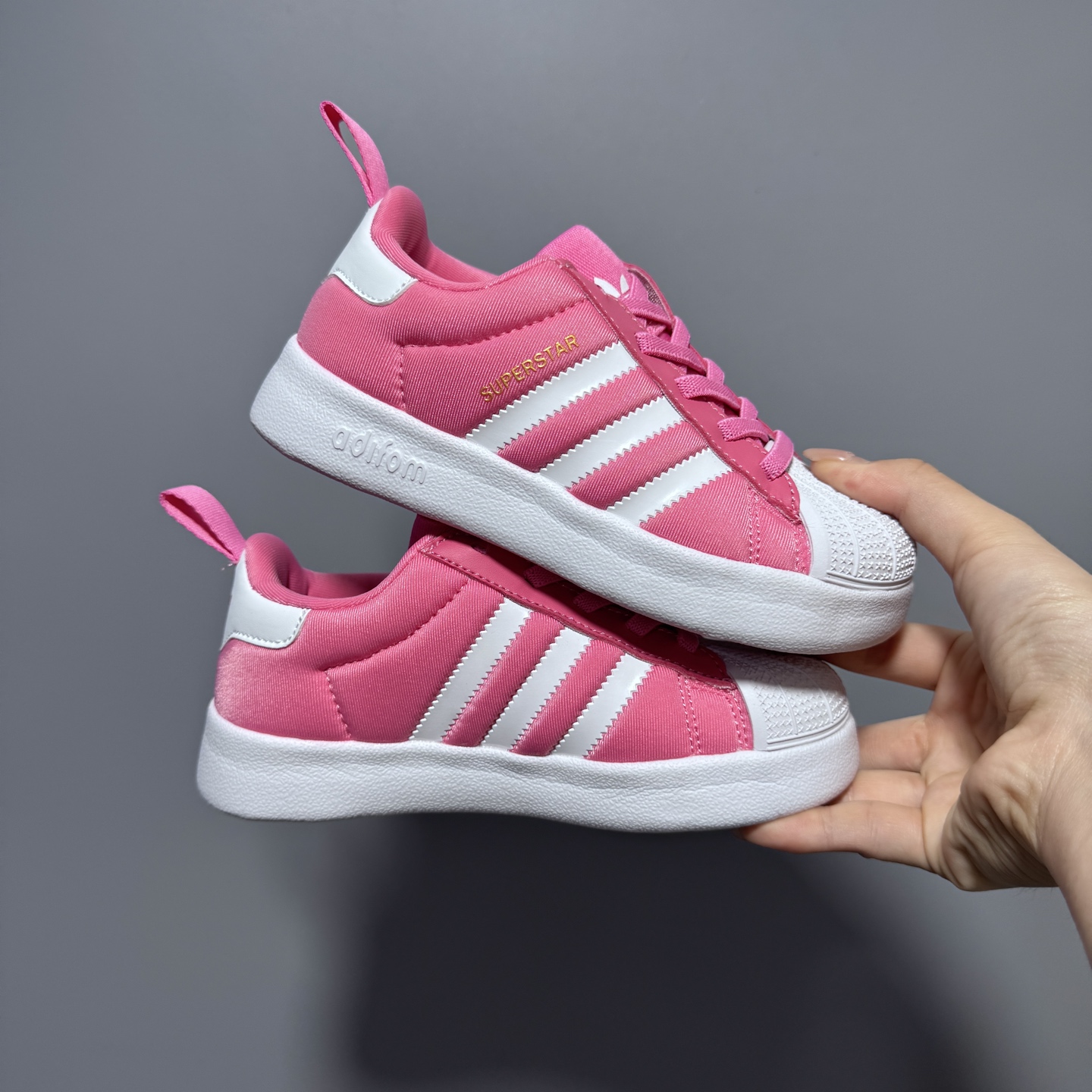 图片[2]-专G版A家新款贝壳头松紧带一脚蹬儿童运动鞋 尺码：22-37码 经典贝壳头系列🆕 人手两双款式，百搭又时髦✨ 松紧带设计，穿脱方便✌🏻 原装耐磨防滑大底，脚感不言而喻☁️-选品中心