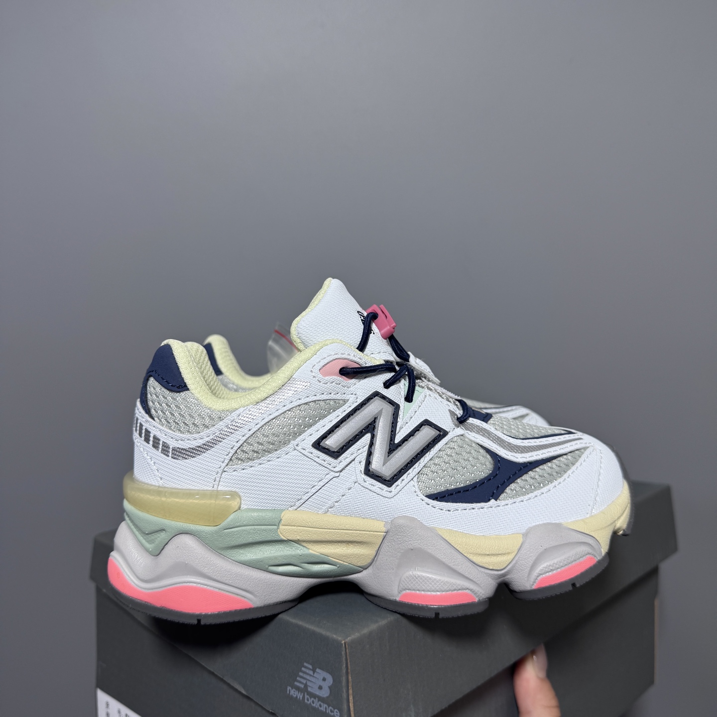 新配色
NB9060松紧扣儿童老爹运动鞋
SIZE：24-36码
经典NB9060老爹款🆕
松紧扣设计，附赠一对鞋带，穿脱方便✌🏻
老爹款式设计，百搭又时髦✨