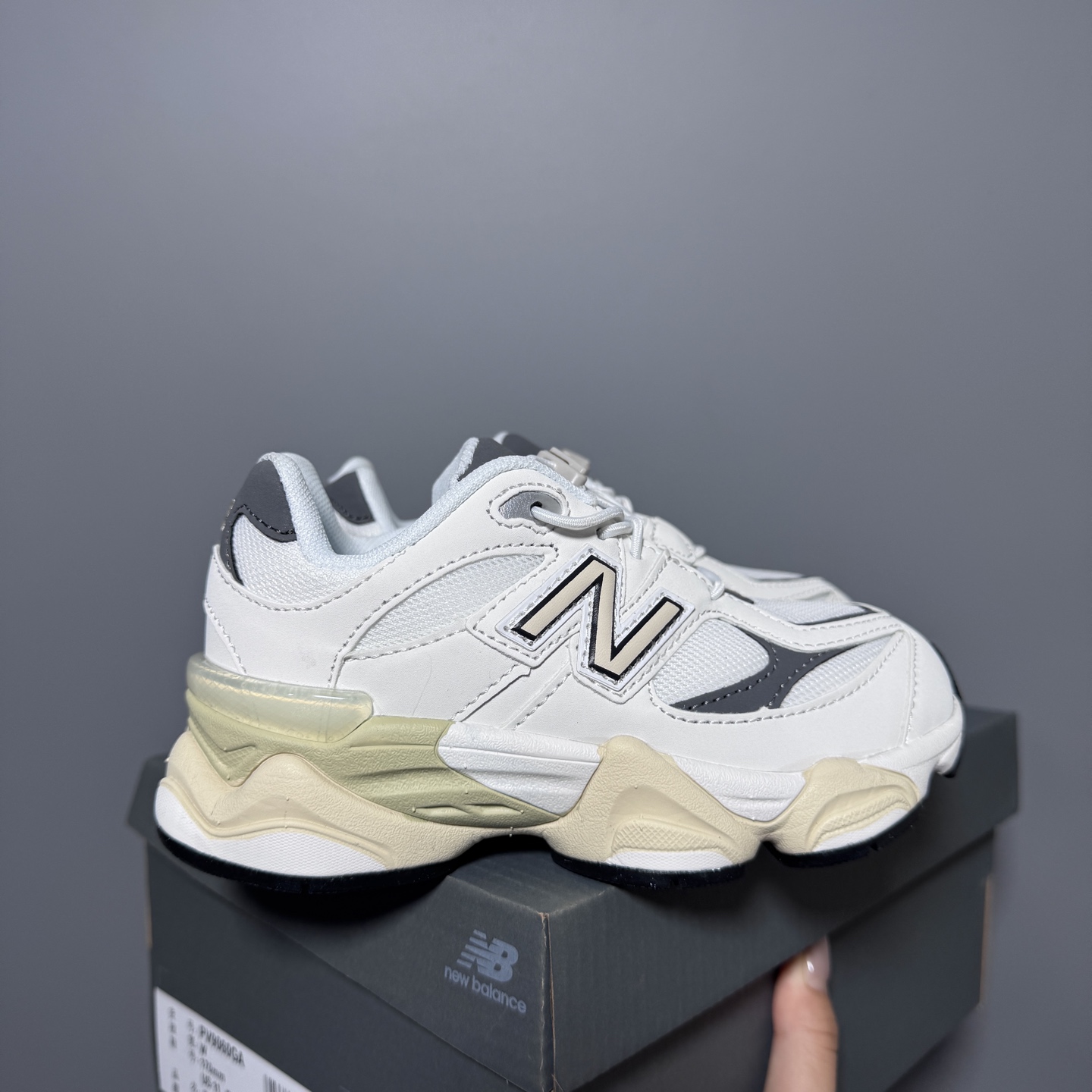 新配色
NB9060松紧扣儿童老爹运动鞋
SIZE：24-36码
经典NB9060老爹款🆕
松紧扣设计，附赠一对鞋带，穿脱方便✌🏻
老爹款式设计，百搭又时髦✨