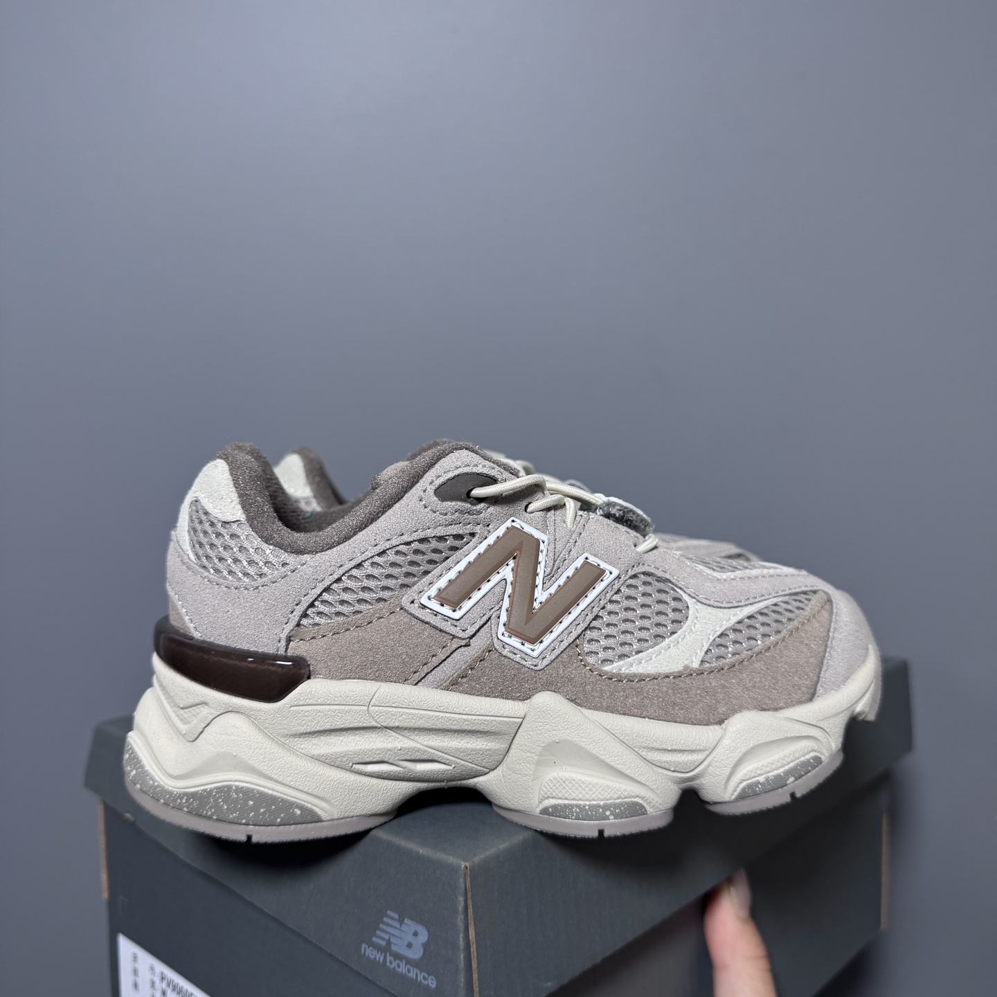 新配色
NB9060松紧扣儿童老爹运动鞋
SIZE：24-36码
经典NB9060老爹款🆕
松紧扣设计，附赠一对鞋带，穿脱方便✌🏻
老爹款式设计，百搭又时髦✨