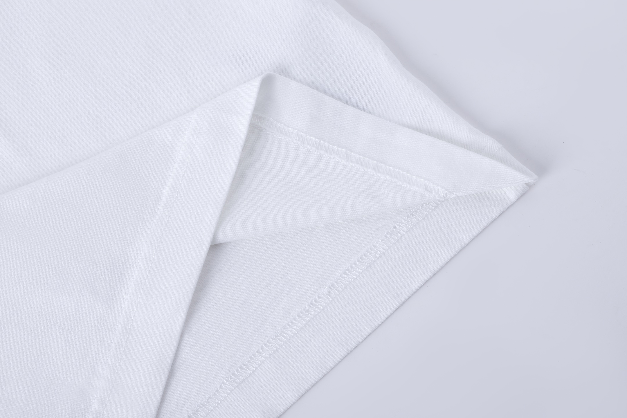 。AW大王 25SS模糊字母短袖 XS-L
面料采用230克双纱全棉面料 搭配十字拉架罗纹 根据原版开发