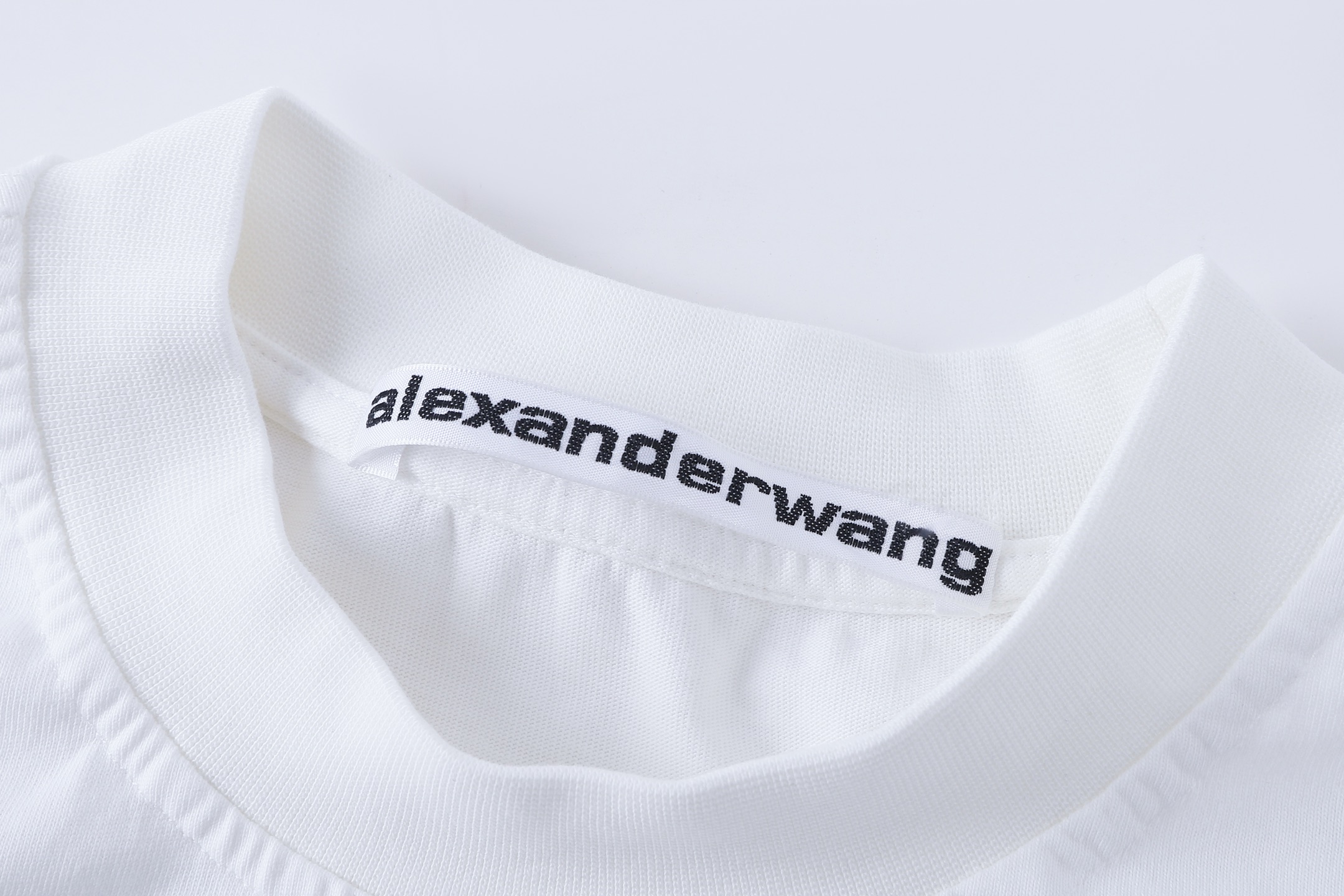 。AW大王 25SS模糊字母短袖 XS-L
面料采用230克双纱全棉面料 搭配十字拉架罗纹 根据原版开发