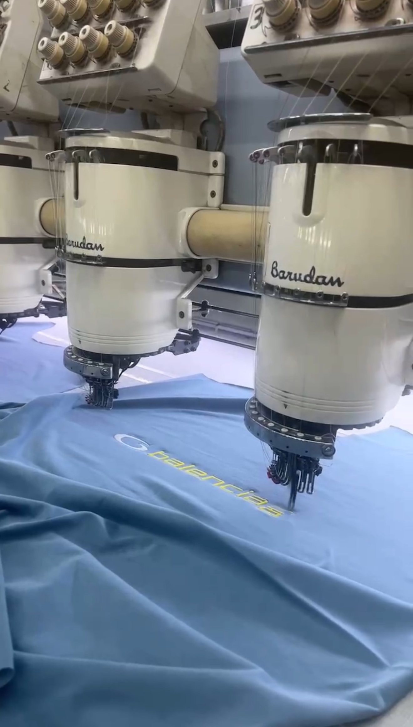 NO:161381,.BLCG 25SS ring embroidery Logo short-sleeved S-L fabric is made of 200g double yarn pure cotton jersey fabric, matched with 32S double yarn pull-up rib 320g fabric. The fabric is washed and used for washing and aging. The upper body is softer and more comfortable. The shoulder sleeve hem is hand-positioned and worn. It is very time-consuming and labor-consuming. The embroidery part uses imported Ballingda embroidery machine. The front and rear pairs   four embroidery pieces on both sides. The embroidery thread is individually dyed. The embroidery thread is high-density and very neat. It is perfectly shipped!  Exclusive, T-shirt,alexander wang19860909.BLCG 25SS环形刺绣Logo短袖 S-L 面料采用200g双纱纯棉平纹布 搭配32S双纱拉架罗纹320g 面料经过成衣洗水做旧工艺 上身更加柔软舒适 肩部袖子下摆手工定位磨破工艺 非常耗时耗力 刺绣部分采用进口百灵达绣花机 前后副 两侧袖子共四个绣花 绣花线单独定染 刺绣高密度以及非常工整 完美出货！ 独家专供,,T-shirt,alexander wang,Men's clothing