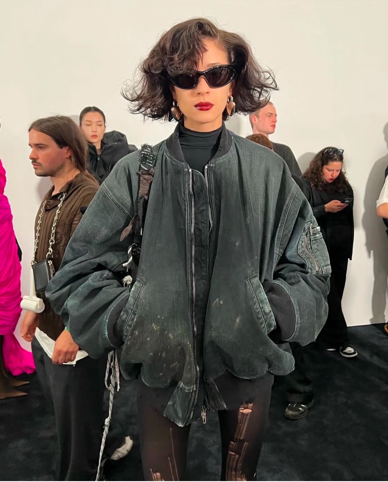 NO:514328,.BLCG 25FW Show Denim Mud Dye Cotton Jacket XS-L Fabric Used Pure Cotton Denim fabric for embryo fabric This denim fabric is thicker and has a soft and comfortable texture after multiple processes. The denim fabric also has good wear resistance and wear resistance. The dark green oxidation washing effect is achieved through the washing and fading process. The inner filling is the same as the original version 3000D Xinjiang cotton and 1400D needle cotton. Because it is a unique combination of ingredients, it must be customized separately. Nearly 100 rolls of yard quantity is required to be made in the factory. Exclusive to the entire network!  ,,jackets & coats,alexander wang19860909.BLCG 25FW秀款牛仔泥染棉服外套 XS-L 面料面料采用的纯棉牛仔面料做胚布 这款牛仔面料本身较厚实 经过多重的工艺处理后 质地也做到了柔软舒适 牛仔面料也具有很好的耐磨性和耐穿性 通过水洗褪色工艺做出暗绿氧化的水洗效果 内里填充物为原版一致3000D新疆棉和搭配1400D针棉 因为是特有的成分组合 必须单独定制 需要近100卷左右的起订量厂里才给做 全网独家！,,jackets & coats,alexander wang,Men's clothing