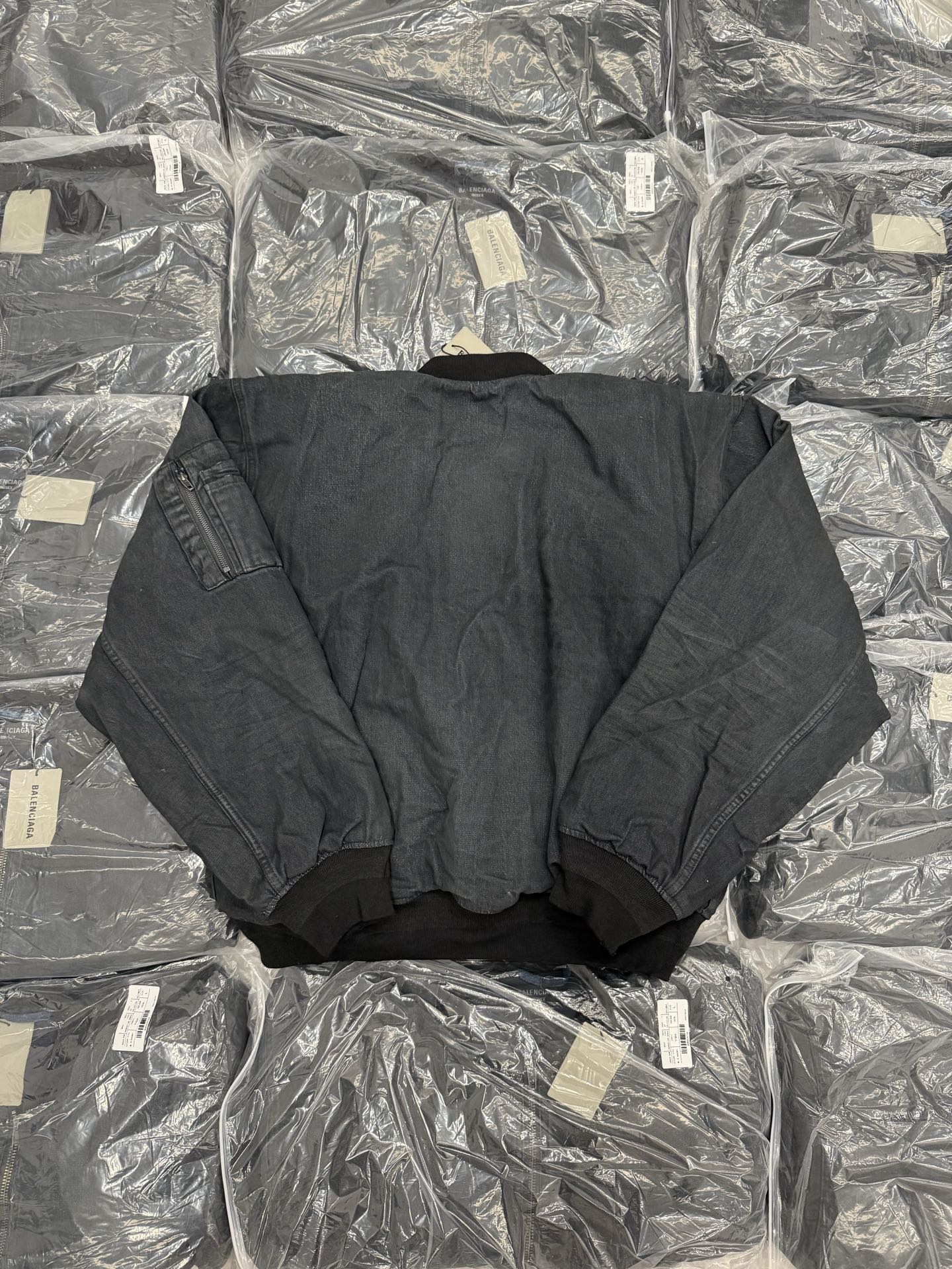 。BLCG 25FW秀款牛仔泥染棉服外套 XS-L
面料面料采用的100%纯棉牛仔面料做胚布 这款牛仔面