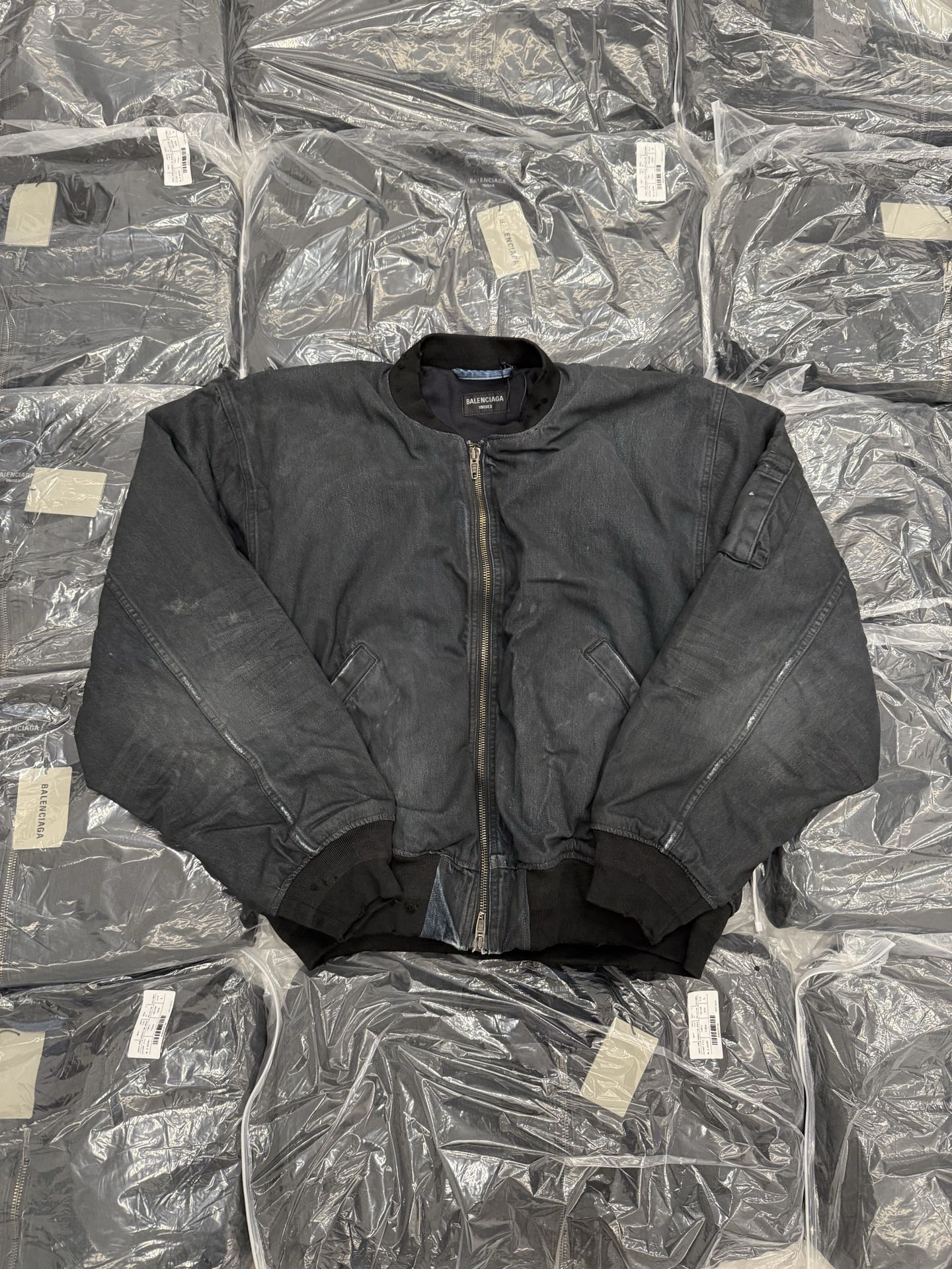 。BLCG 25FW秀款牛仔泥染棉服外套 XS-L
面料面料采用的100%纯棉牛仔面料做胚布 这款牛仔面