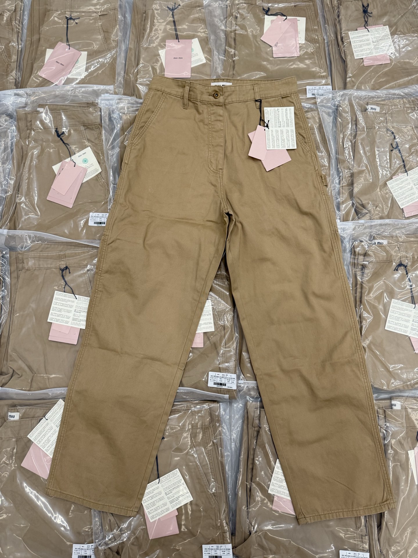 。MIUMIU 25FW卡其伐木长裤 36-42面料采用绵氨纶混合面料 是一种将棉纤维与氨纶（SPand