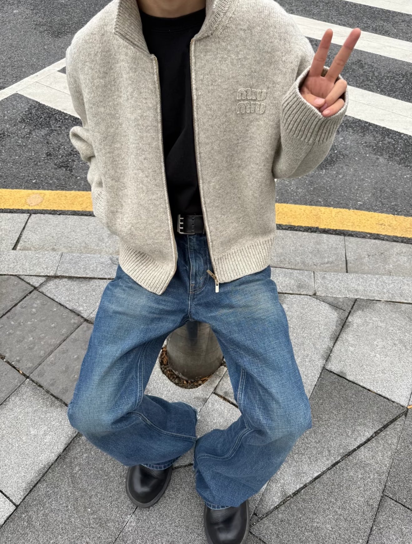 NO:566075,.MIUMIU 25FW wool zipper cardigan jacket S-XL The yarn is made of pure sheep wool. Sheep wool is a very high-quality and common wool raw material. It is known for its softness, warmth and good elasticity. Pure wool means no other fiber blends. It has excellent warmth and breathability. The weight of wool reaches 820g, which is a heavy/high weight wool product. For reference, an ordinary wool sweater is usually around 300-500g. The weight of 820g means that this cardigan is very thick, dense and extremely warm. It is specially designed for late autumn and cold winter. It is made of jacquard tissue imported from Germany. It precisely controls the arrangement and interweaving of yarns and delicately interweaves MIUMIU patterns on the loom, miumiu, jackets & coats, alexander wang19860909.MIUMIU 25FW羊毛拉链开衫外套 S-XL 纱线采用纯绵羊毛制作而成 绵羊毛是一种非常优质且常见的羊毛原料 以其柔软 保暖和良好的弹性著称 纯羊毛意味着不含其他纤维混纺 保暖性和透气性极佳 羊毛克重达到820g 属于重磅/高克重羊毛制品 作为参考 一件普通的羊毛衫通常在300-500g左右 820g的重量意味着这件开衫非常厚实 密实 保暖性能极强 是专门为深秋和寒冬设计的 德国进口机提花组织而成 精确的控制纱线的排列和交织方式 在织机上精致的交织MIUMIU图案,,miumiu,jackets & coats,alexander wang,Men's clothing