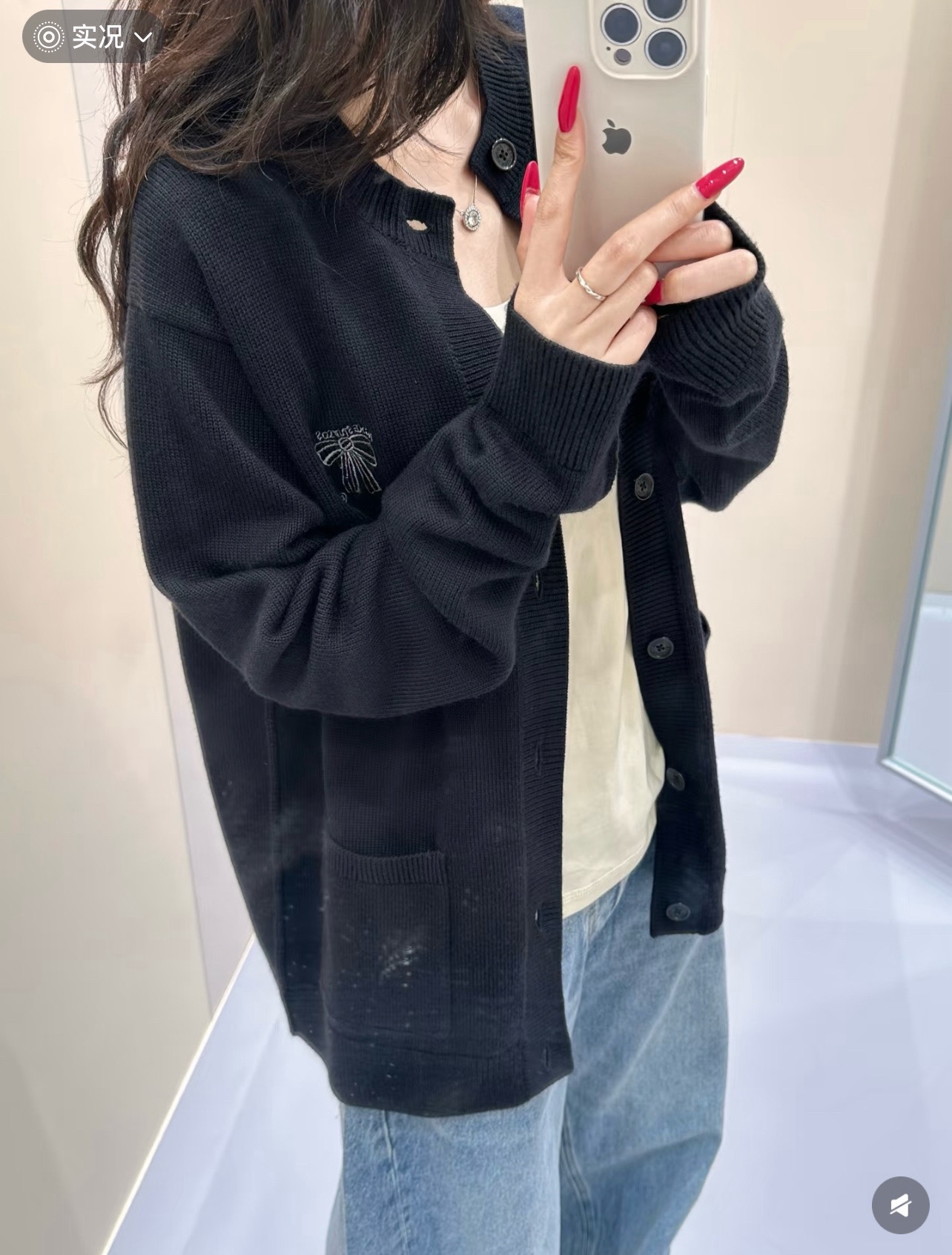 NO:566079,.ACNE 25FW Butterfly Embroidered Cashmere Cardigan S-XL The yarn is made of cashmere. Pure natural high-quality cashmere ensures excellent warmth retention, humidity adjustment ability and softness and comfort next to the skin. It is made of jacquard tissue imported from Germany. Precisely controls the arrangement and interweaving of yarns to make the yarn weaving more fine. The chest embroidery uses imported embroidery machines to accurately control the density and three-dimensionality of pattern embroidery. Customized engraved buttons!  ,,acne studios,alexander wang19860909.ACNE 25FW蝴蝶刺绣羊绒开衫 S-XL 纱线采用羊绒 纯天然优质羊绒确保了卓越的保暖性 湿度调节能力以及贴肤的柔软舒适度 采用德国进口机提花组织而成 精确的控制纱线的排列和交织方式 让纱线编织更加精细 胸口绣花采用进口绣花机 精确的控制图案绣花密度和立体感 订制刻字纽扣！,,acne studios,alexander wang,Men's clothing