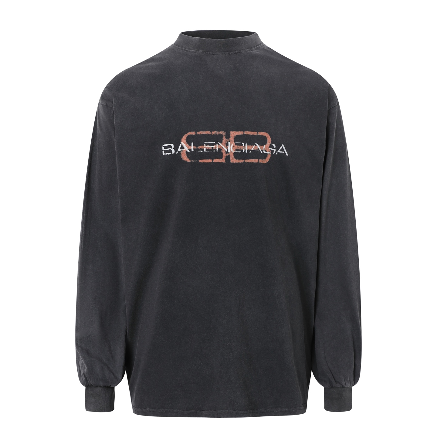 NO:566071,.BLCG 25FW double B printed washed and distressed long-sleeved S-L fabric is made of pure cotton. The weight is just right for the upper body and is very skin-friendly and comfortable. The neckline is different from the previous Bajia. It has a wide neckline. The color is gray and non-market vulcanized black. The printing uses a digital direct injection machine, which makes the hand feel softer. The ink is integrated into the fiber without glue, which increases the wearing comfort. Garment washing and salt frying process. The fabric and coarse salt are tumbled at high temperature in the washing machine.  The salt particles rub the surface and absorb the dye. The fried salt process can achieve a more uniform fading effect, giving the fabric a natural whitening and slightly whitening visual effect, making the transition of the entire garment more natural.,burberry,alexander wang19860909.BLCG 25FW双B印花洗水做旧长袖 S-L 面料采用克纯棉 克重刚刚好上身非常亲肤舒适 领口跟以往的巴家不同属于宽领口 颜色我们定织定染为灰色 非市场硫化黑 印花采用数码直喷机 手感更加柔软 墨水融入纤维无胶感 增加穿着舒适感 成衣洗水炒盐工艺 面料与粗盐在洗水机中高温翻滚 盐粒摩擦表面并吸收染料 炒盐工艺能实现更均匀的褪色效果 使面料呈现自然磨白 轻微泛白的视觉效果 让整件衣服过渡更加自然,,burberry,alexander wang,Men's clothing