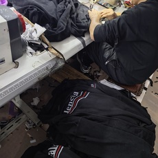 BLCG 25FW反转可乐拉链帽衫 S-L 面料采用380G纯棉平纹布 表面非市场现成毛圈面料 我们遵循原版表面订制抓 BLCG 25FW反转可乐拉链帽衫 S-L 面料采用380G纯棉平纹布 表面非市场现成毛圈面料 我们遵循原版表面订制抓