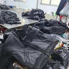 BLCG 25FW反转可乐拉链帽衫 S-L 面料采用380G纯棉平纹布 表面非市场现成毛圈面料 我们遵循原版表面订制抓 BLCG 25FW反转可乐拉链帽衫 S-L 面料采用380G纯棉平纹布 表面非市场现成毛圈面料 我们遵循原版表面订制抓