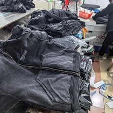 BLCG 25FW反转可乐拉链帽衫 S-L 面料采用380G纯棉平纹布 表面非市场现成毛圈面料 我们遵循原版表面订制抓 BLCG 25FW反转可乐拉链帽衫 S-L 面料采用380G纯棉平纹布 表面非市场现成毛圈面料 我们遵循原版表面订制抓